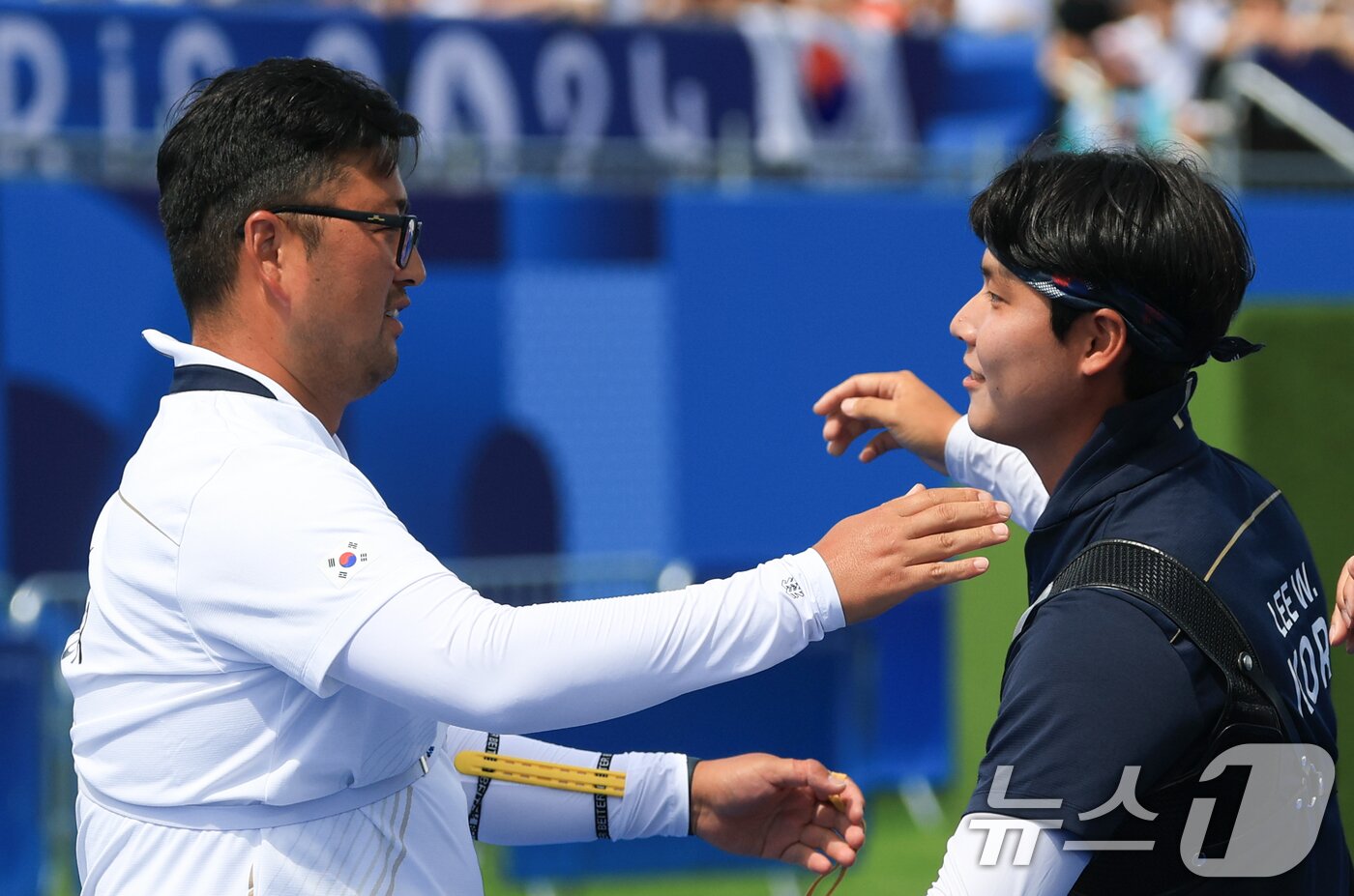 본문 이미지 - 대한민국 남자 양궁 대표팀 김우진 선수가 4일 오후&#40;한국시간&#41; 프랑스 파리 앵발리드에서 2024 파리올림픽 남자 양궁 개인전 준결승 대한민국의 이우석 선수와의 경기에서 슛오프 접전 끝에 승리한 후 이우석과 포옹하고 있다. 2024.8.4/뉴스1 ⓒ News1 박정호 기자