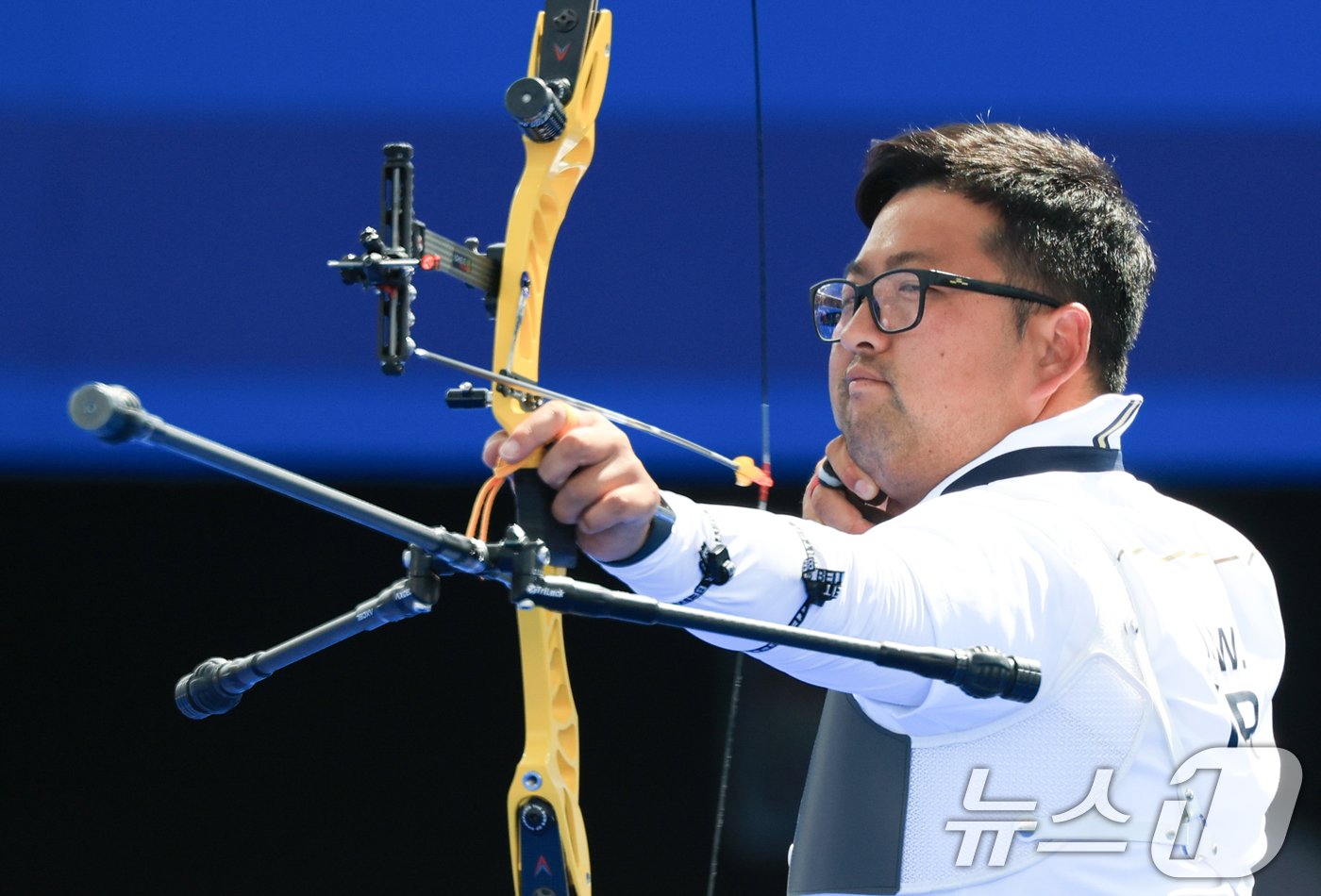 대한민국 남자 양궁 대표팀 김우진 선수가 4일 오후&#40;한국시간&#41; 프랑스 파리 앵발리드에서 2024 파리올림픽 남자 양궁 개인전 금메달 결정전 미국의 브래디 엘리슨 선수와의 경기에서 활시위를 당기고 있다. 2024.8.4/뉴스1 ⓒ News1 박정호 기자