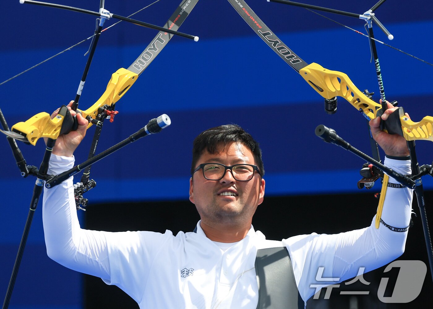 본문 이미지 - 대한민국 남자 양궁 대표팀 김우진 선수가 4일 오후&#40;한국시간&#41; 프랑스 파리 앵발리드에서 2024 파리올림픽 남자 양궁 개인전 금메달 결정전 미국의 브래디 엘리슨 선수와의 경기에서 슛오프 접전 끝에 금메달을 획득한 후 기뻐하고 있다. 2024.8.4/뉴스1 ⓒ News1 박정호 기자