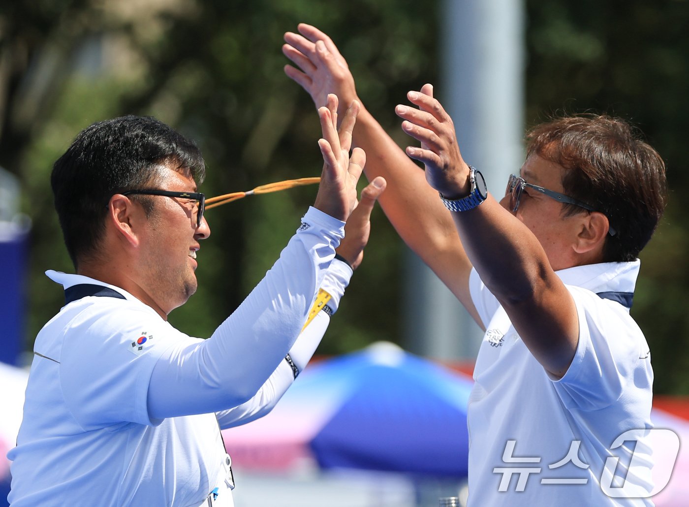 대한민국 남자 양궁 대표팀 김우진 선수가 4일 오후&#40;한국시간&#41; 프랑스 파리 앵발리드에서 2024 파리올림픽 남자 양궁 개인전 금메달 결정전 미국의 브래디 엘리슨 선수와의 경기에서 슛오프 접전 끝에 금메달을 획득한 후 기뻐하고 있다. 2024.8.4/뉴스1 ⓒ News1 박정호 기자