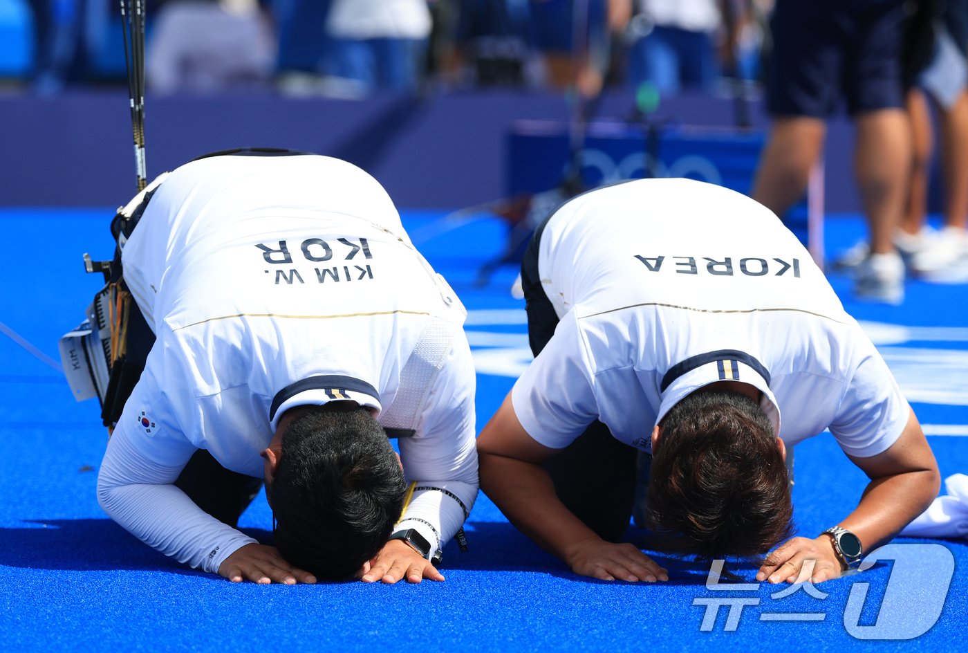 대한민국 남자 양궁 대표팀 김우진 선수가 4일 오후&#40;한국시간&#41; 프랑스 파리 앵발리드에서 2024 파리올림픽 남자 양궁 개인전 금메달 결정전 미국의 브래디 엘리슨 선수와의 경기에서 슛오프 접전 끝에 금메달을 획득한 후 큰절을 하고 있다. 2024.8.4/뉴스1 ⓒ News1 박정호 기자