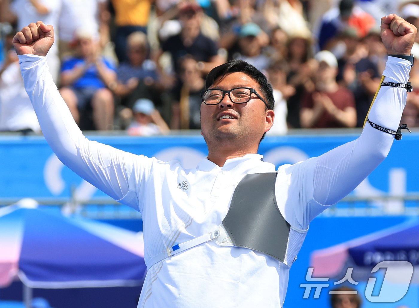 대한민국 남자 양궁 대표팀 김우진 선수가 4일 오후&#40;한국시간&#41; 프랑스 파리 앵발리드에서 2024 파리올림픽 남자 양궁 개인전 금메달 결정전 미국의 브래디 엘리슨 선수와의 경기에서 슛오프 접전 끝에 금메달을 획득한 후 기뻐하고 있다. 2024.8.4/뉴스1 ⓒ News1 박정호 기자