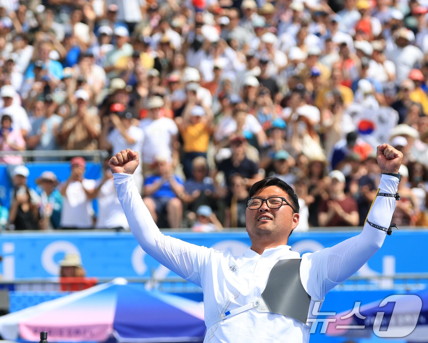 본문 이미지 - 대한민국 남자 양궁 대표팀 김우진 선수가 4일 오후&#40;한국시간&#41; 프랑스 파리 앵발리드에서 2024 파리올림픽 남자 양궁 개인전 금메달 결정전 미국의 브래디 엘리슨 선수와의 경기에서 슛오프 접전 끝에 금메달을 획득한 후 기뻐하고 있다. 2024.8.4/뉴스1 ⓒ News1 박정호 기자