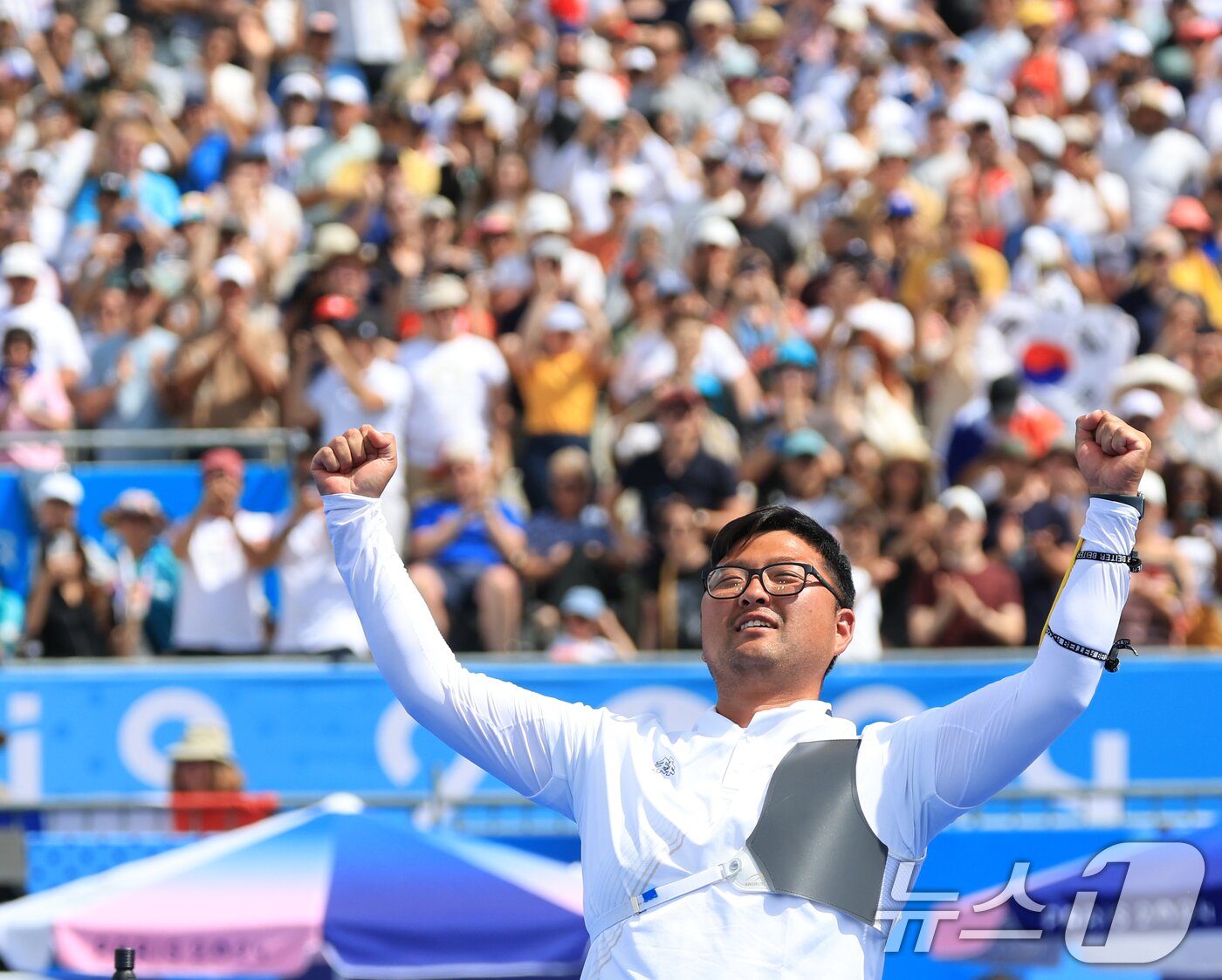 대한민국 남자 양궁 대표팀 김우진 선수가 4일 오후&#40;한국시간&#41; 프랑스 파리 앵발리드에서 2024 파리올림픽 남자 양궁 개인전 금메달 결정전 미국의 브래디 엘리슨 선수와의 경기에서 슛오프 접전 끝에 금메달을 획득한 후 기뻐하고 있다. 2024.8.4/뉴스1 ⓒ News1 박정호 기자