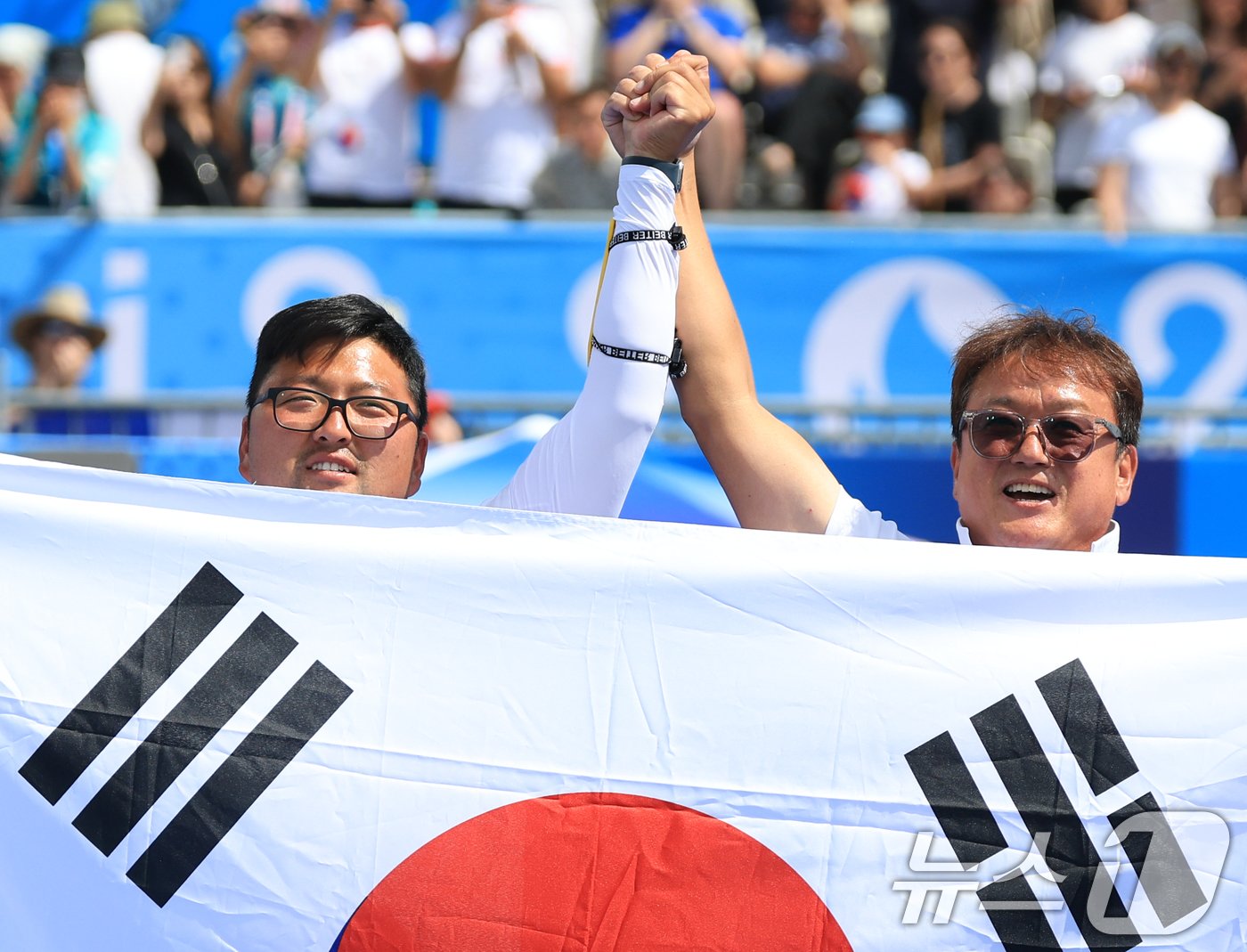 대한민국 남자 양궁 대표팀 김우진 선수가 4일 오후&#40;한국시간&#41; 프랑스 파리 앵발리드에서 2024 파리올림픽 남자 양궁 개인전 금메달 결정전 미국의 브래디 엘리슨 선수와의 경기에서 슛오프 접전 끝에 금메달을 획득한 후 기뻐하고 있다. 2024.8.4/뉴스1 ⓒ News1 박정호 기자