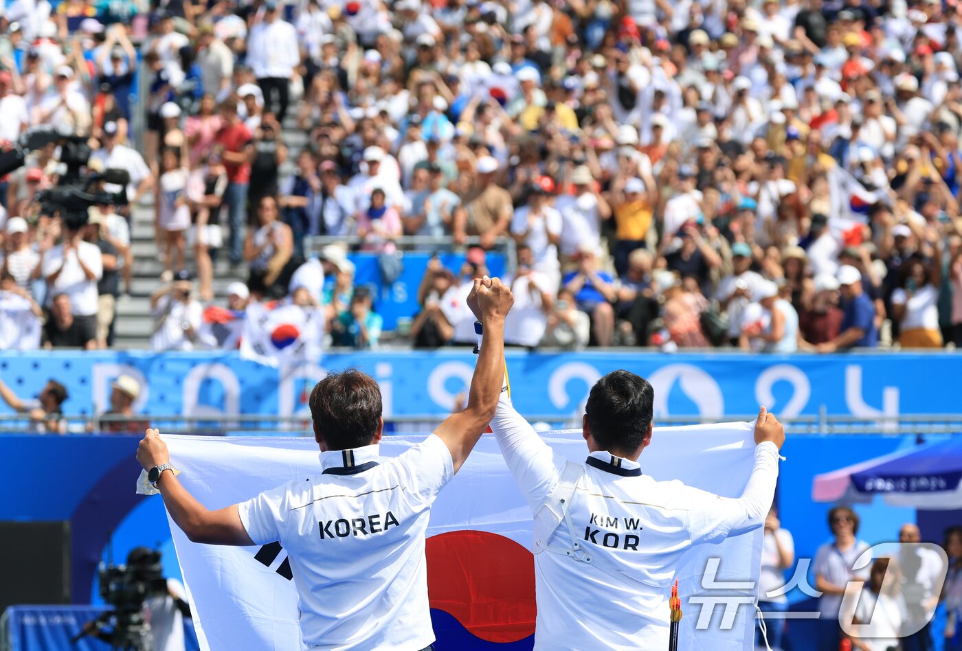 본문 이미지 - 대한민국 남자 양궁 대표팀 김우진 선수가 4일 오후(한국시간) 프랑스 파리 앵발리드에서 2024 파리올림픽 남자 양궁 개인전 금메달 결정전 미국의 브래디 엘리슨 선수와의 경기에서 슛오프 접전 끝에 금메달을 획득한 후 기뻐하고 있다. 2024.8.4/뉴스1 ⓒ News1 박정호 기자