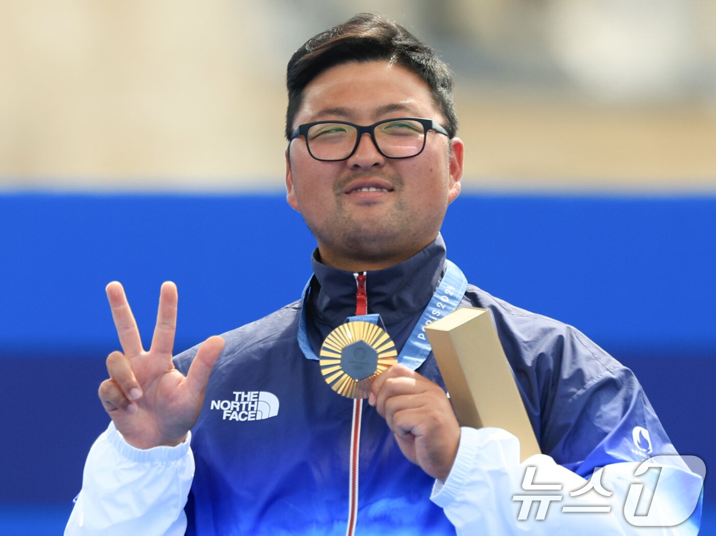 본문 이미지 - 대한민국 남자 양궁 대표팀 김우진 선수가 4일 오후(한국시간) 프랑스 파리 앵발리드에서 2024 파리올림픽 남자 양궁 개인전 시상식에서 금메달을 들어보이고 있다. 2024.8.4/뉴스1 ⓒ News1 박정호 기자