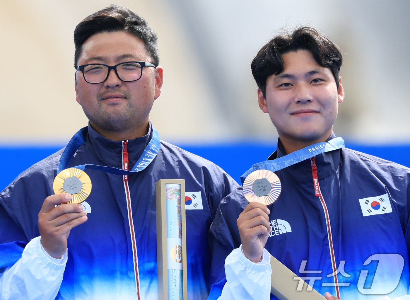 대한민국 남자 양궁 대표팀 김우진, 이우석 선수가 4일 오후&#40;한국시간&#41; 프랑스 파리 앵발리드에서 2024 파리올림픽 남자 양궁 개인전 시상식에서 수여 받은 메달을 들어보이고 있다. 2024.8.4/뉴스1 ⓒ News1 박정호 기자