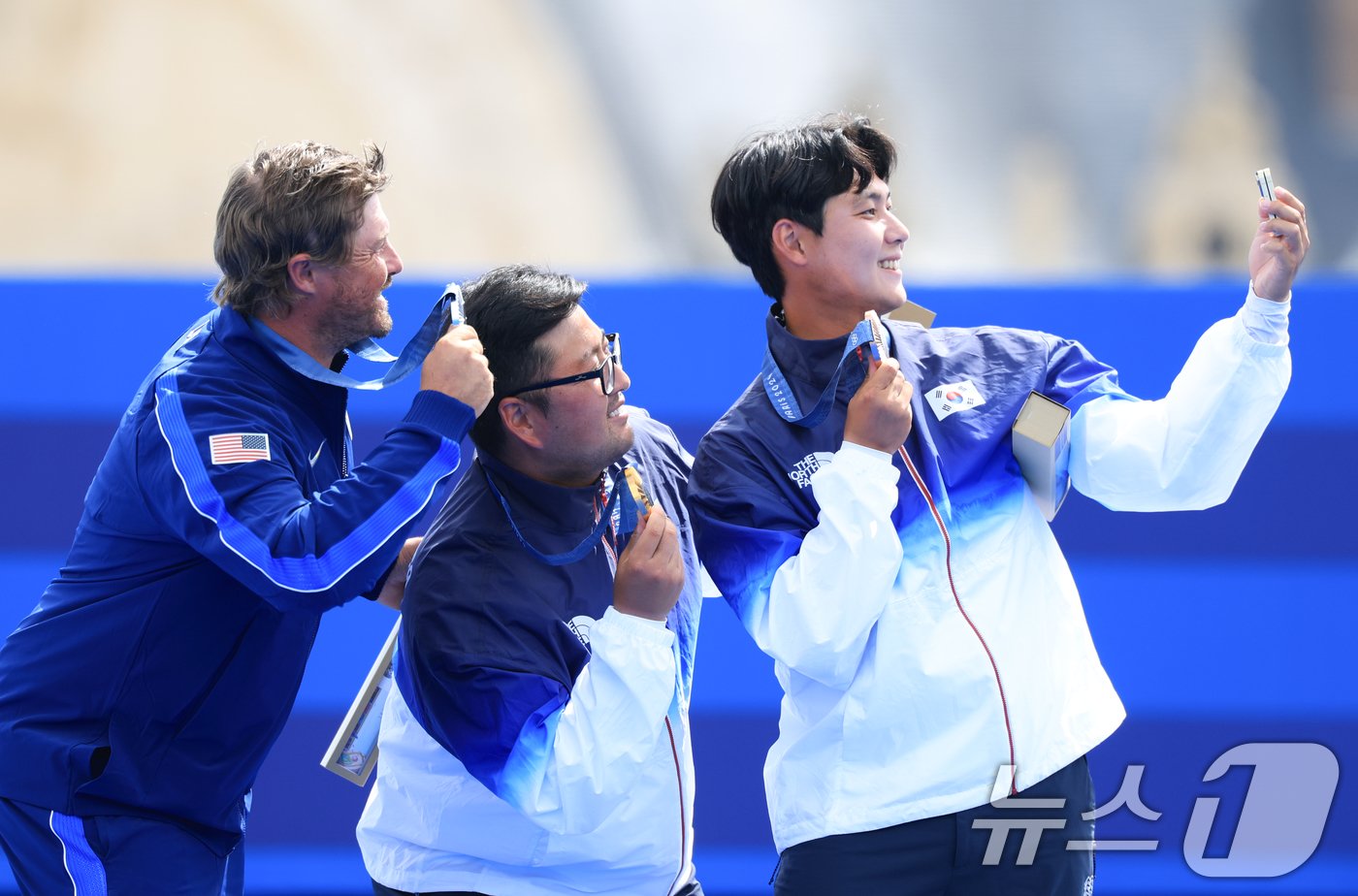 대한민국 남자 양궁 대표팀 김우진 선수가 4일 오후&#40;한국시간&#41; 프랑스 파리 앵발리드에서 2024 파리올림픽 남자 양궁 개인전 시상식에서 은메달을 획득한 미국 브디 엘리슨과 동메달을 획득한 이우석과 기념촬영을 하고 있다. 2024.8.4/뉴스1 ⓒ News1 박정호 기자