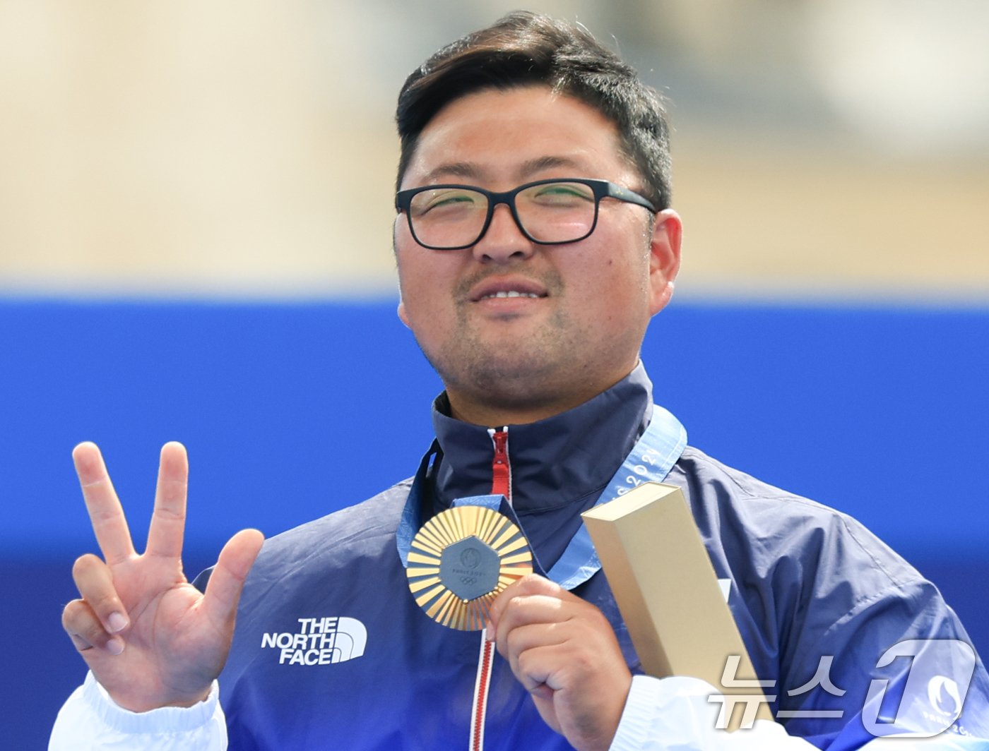 대한민국 남자 양궁 대표팀 김우진 선수가 4일 오후&#40;한국시간&#41; 프랑스 파리 앵발리드에서 2024 파리올림픽 남자 양궁 개인전 시상식에서 수여 받은 금메달을 들어보이고 있다. 2024.8.4/뉴스1 ⓒ News1 박정호 기자