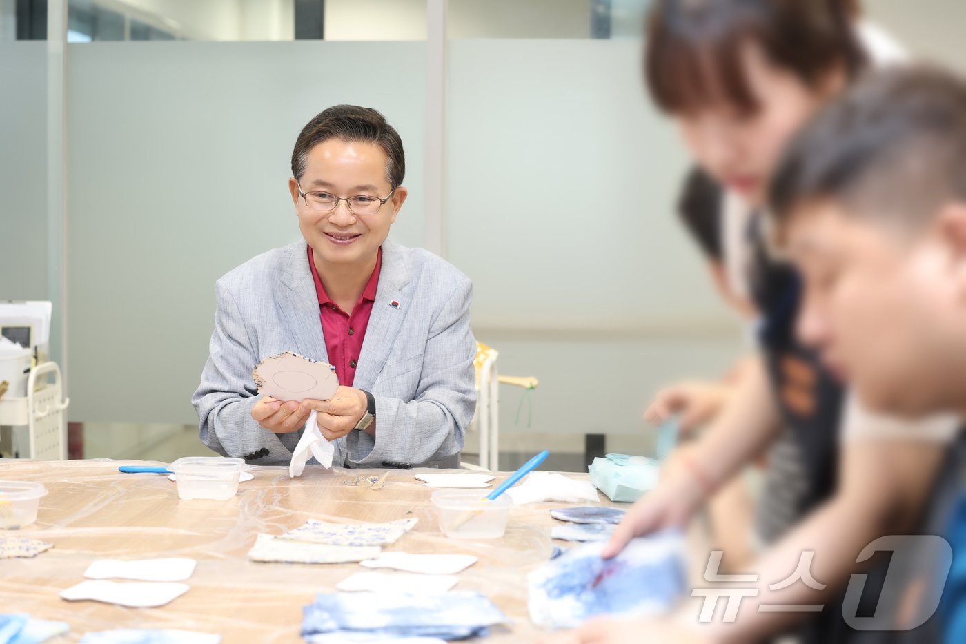 최호권 영등포구청장이 지난달 23일 영등포구 발달장애인 평생교육센터에서 공예 수업을 함께하고 있다. &#40;영등포구 제공&#41;ⓒ 뉴스1