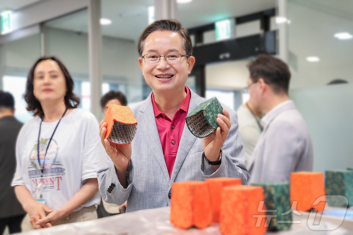본문 이미지 - 최호권 영등포구청장이 지난달 23일 영등포구 발달장애인 평생교육센터에서 한지 공예 수업에 함께하는 모습. (영등포구 제공)ⓒ 뉴스1