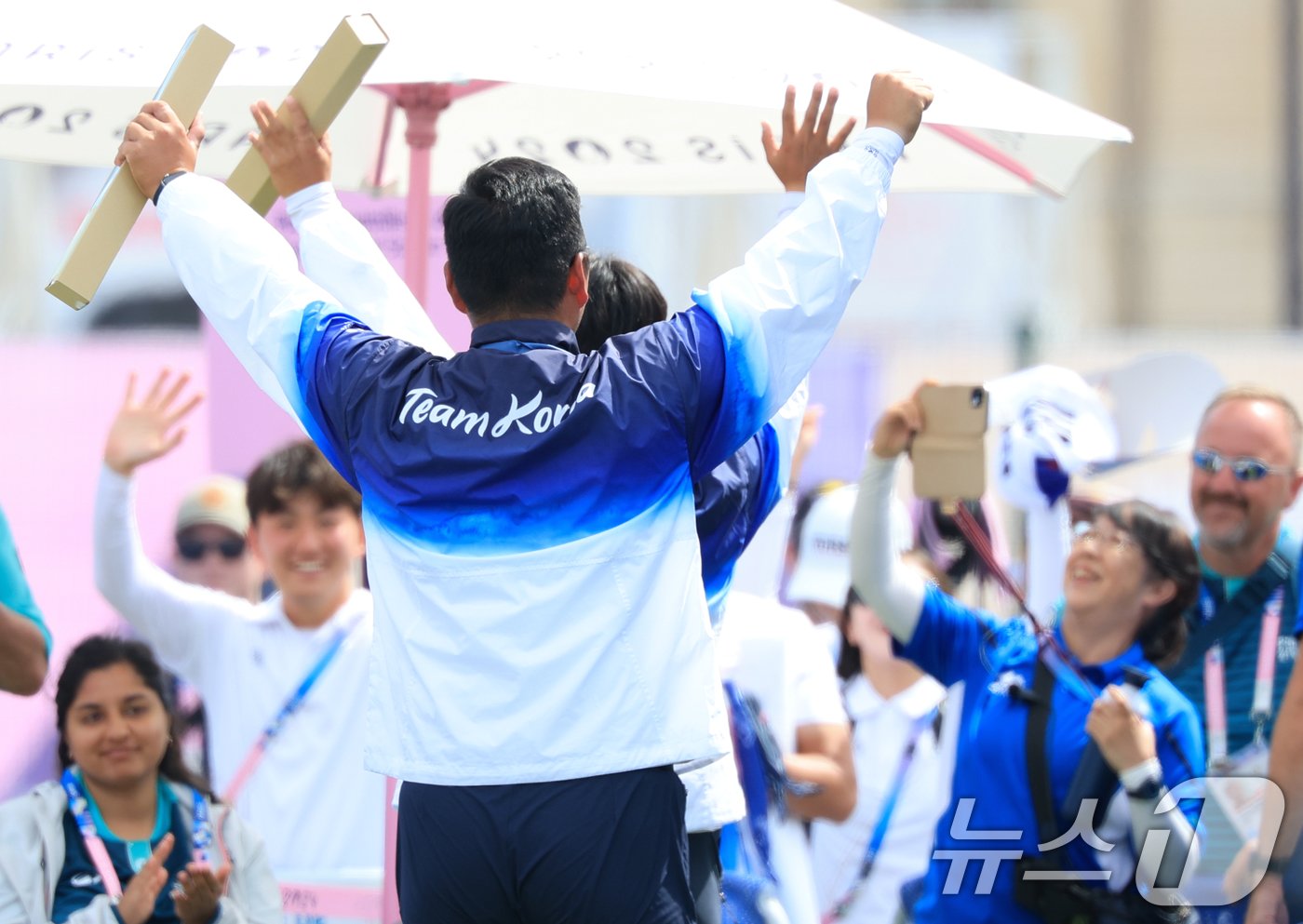 대한민국 남자 양궁 대표팀 김우진, 이우석 선수가 4일 오후&#40;한국시간&#41; 프랑스 파리 앵발리드에서 2024 파리올림픽 남자 양궁 개인전 시상식을 마친 후 동료들의 축하를 받고 있다. 2024.8.4/뉴스1 ⓒ News1 박정호 기자