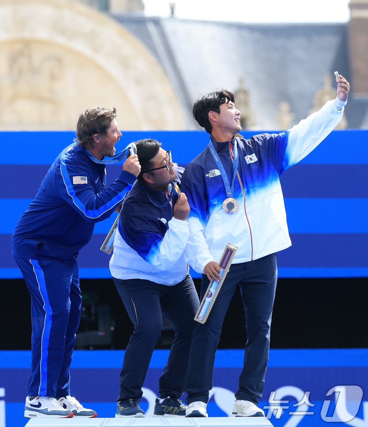 대한민국 남자 양궁 대표팀 김우진 선수가 4일 오후&#40;한국시간&#41; 프랑스 파리 앵발리드에서 2024 파리올림픽 남자 양궁 개인전 시상식에서 은메달을 획득한 미국 브디 엘리슨과 동메달을 획득한 이우석과 기념촬영을 하고 있다. 2024.8.4/뉴스1 ⓒ News1 박정호 기자