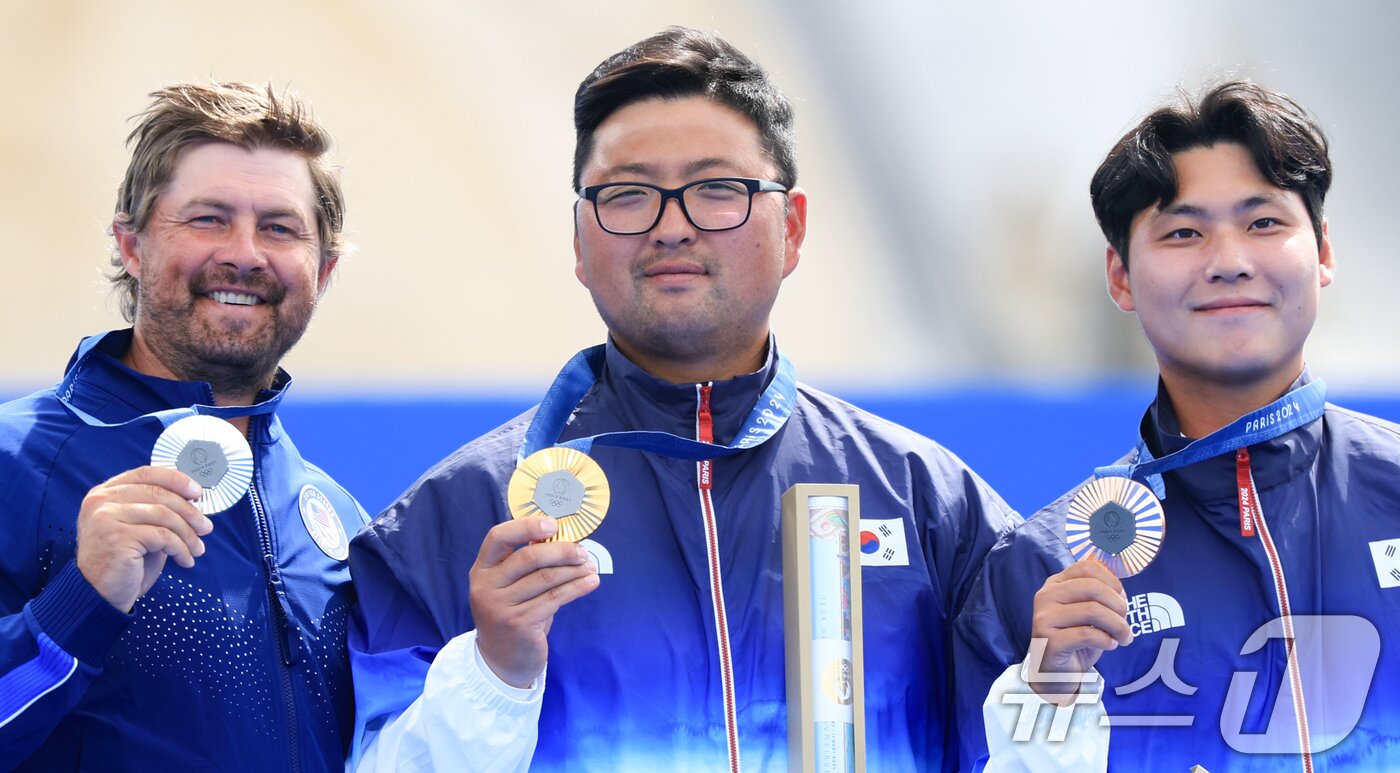 본문 이미지 - 대한민국 남자 양궁 대표팀 김우진 선수가 4일 오후&#40;한국시간&#41; 프랑스 파리 앵발리드에서 2024 파리올림픽 남자 양궁 개인전 시상식에서 은메달을 획득한 미국 브디 엘리슨과 동메달을 획득한 이우석과 기념촬영을 하고 있다. 2024.8.4/뉴스1 ⓒ News1 박정호 기자