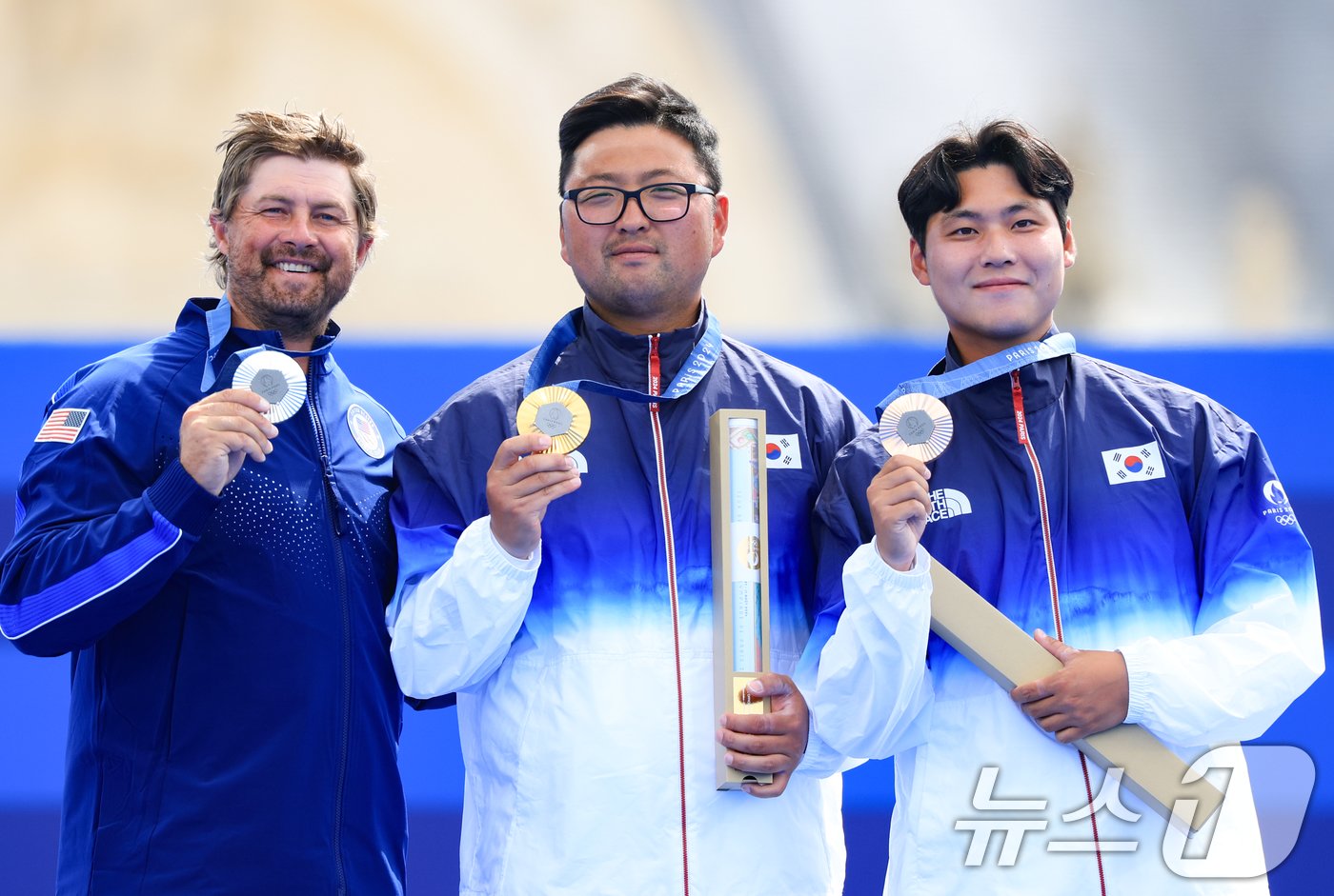 대한민국 남자 양궁 대표팀 김우진 선수가 4일 오후&#40;한국시간&#41; 프랑스 파리 앵발리드에서 2024 파리올림픽 남자 양궁 개인전 시상식에서 은메달을 획득한 미국 브디 엘리슨과 동메달을 획득한 이우석과 기념촬영을 하고 있다. 2024.8.4/뉴스1 ⓒ News1 박정호 기자