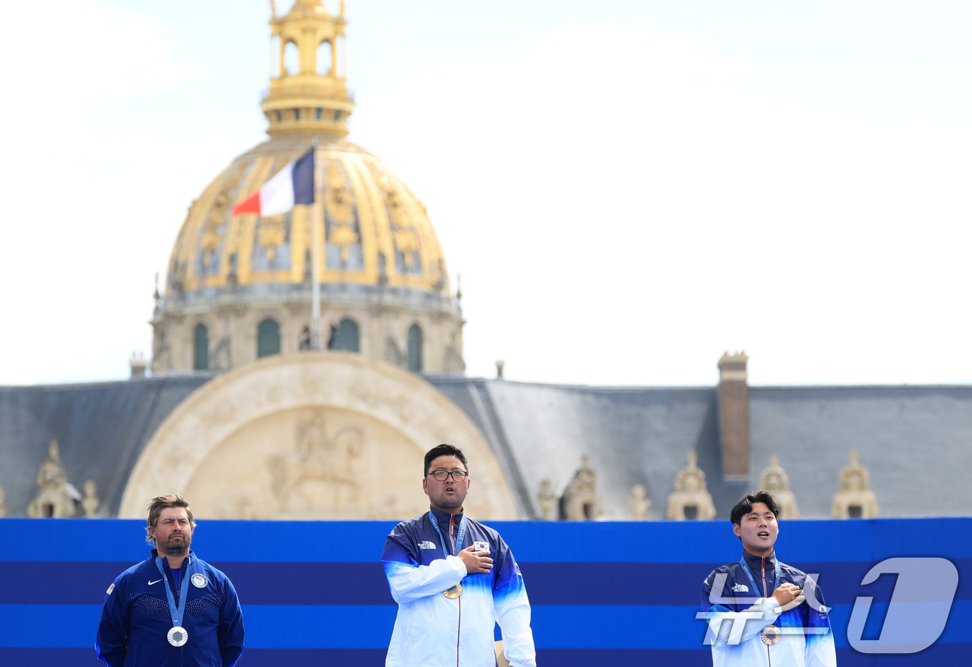 본문 이미지 - 대한민국 남자 양궁 대표팀 김우진 선수가 4일 오후(한국시간) 프랑스 파리 앵발리드에서 2024 파리올림픽 남자 양궁 개인전 시상식에서 애국가가 울려퍼질때 국민의례를 하고 있다. 2024.8.4/뉴스1 ⓒ News1 박정호 기자