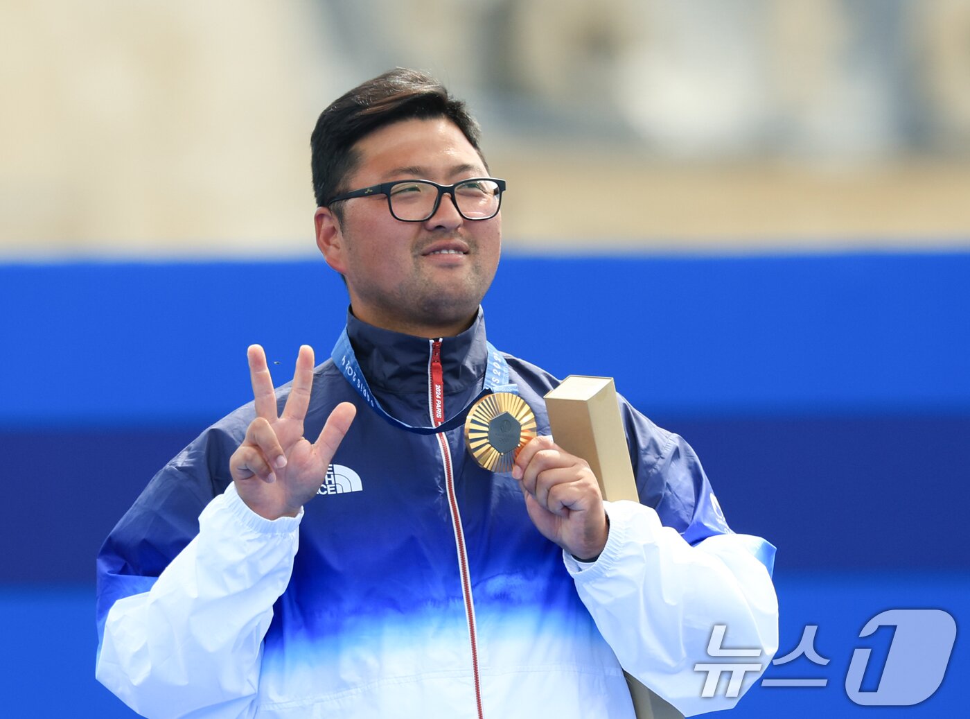 본문 이미지 - 대한민국 남자 양궁 대표팀 김우진 선수가 4일 오후&#40;한국시간&#41; 프랑스 파리 앵발리드에서 2024 파리올림픽 남자 양궁 개인전 시상식에서 금메달을 들어보이고 있다. 2024.8.4/뉴스1 ⓒ News1 박정호 기자