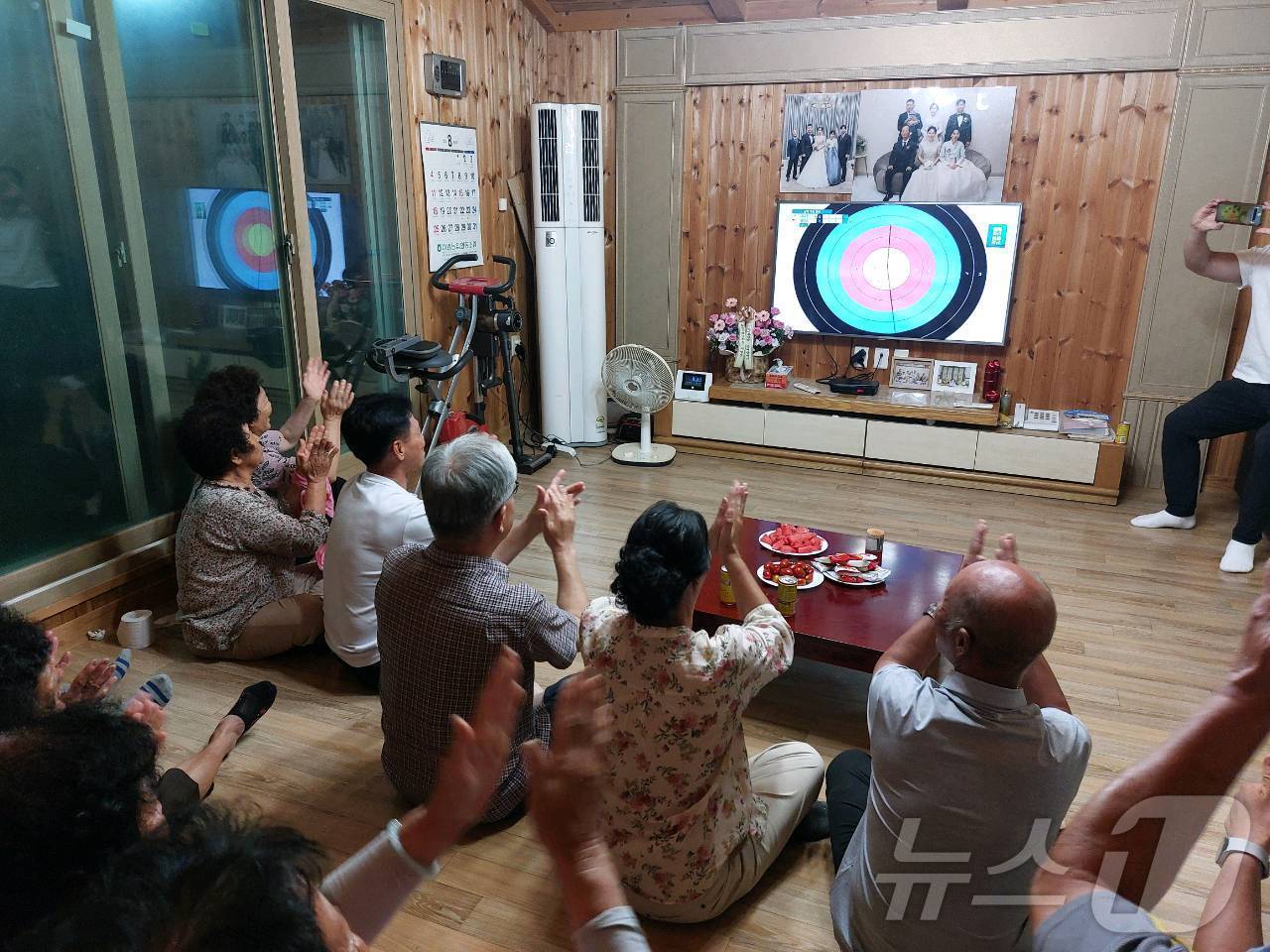 충북 옥천군 이원면 마을 주민들이 김우진 선수의 고향집에서 열띤 응원전을 펼치고 있다.  &#40;독자 제공&#41; /뉴스1 