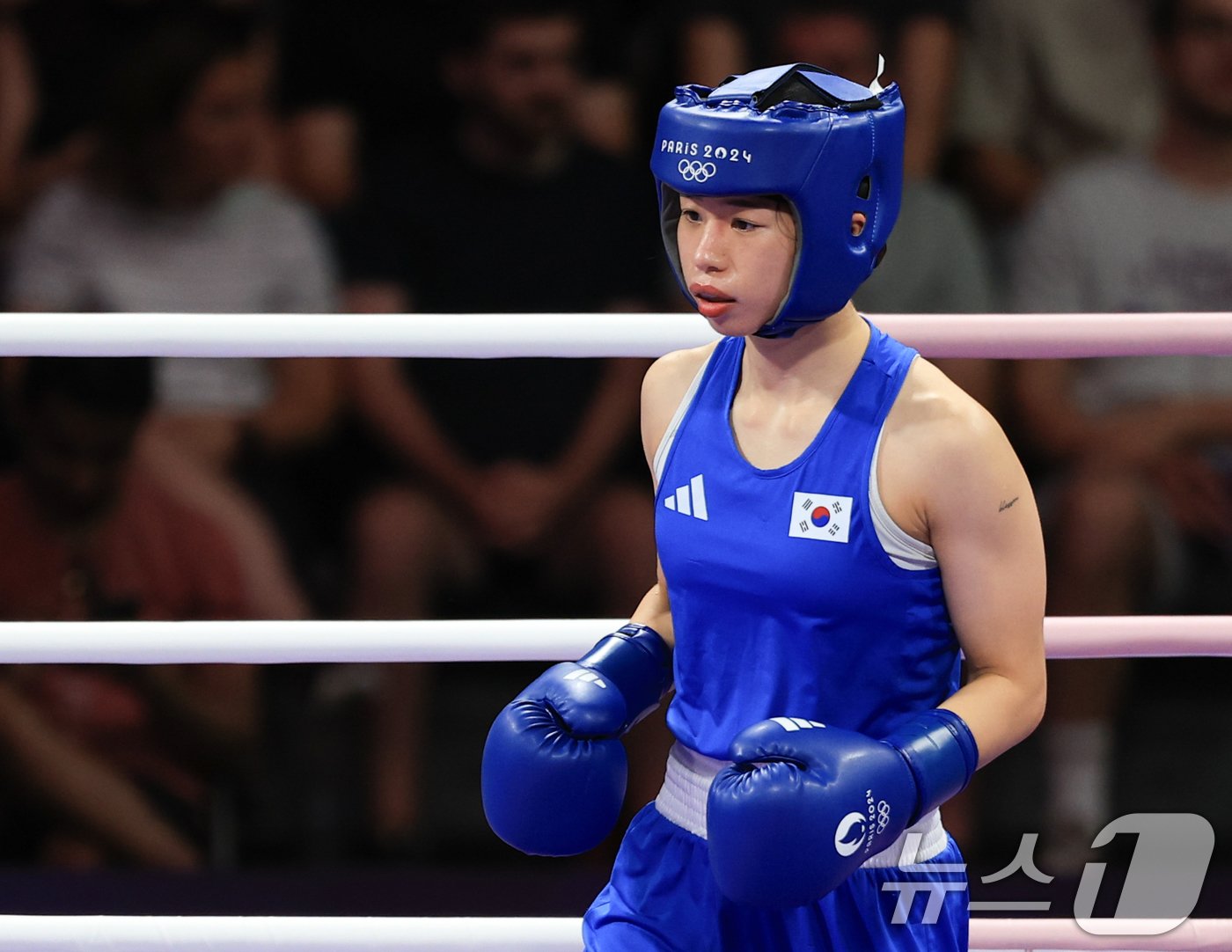 본문 이미지 - 대한민국 복싱 대표팀 임애지 선수가 4일 오후(한국시간) 프랑스 파리 노스 파리 아레나에서 진행된 복싱 여자 54kg급 준결승 튀르키예의 해티스 아크바스 선수와의 경기에서 출전하고 있다. 2024.8.4/뉴스1 ⓒ News1 박정호 기자