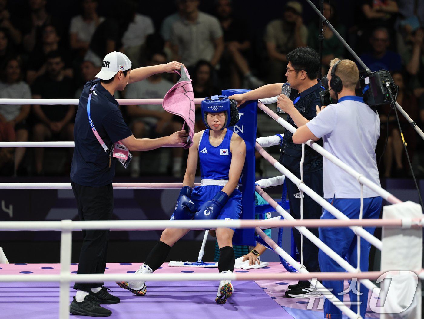 본문 이미지 - 대한민국 복싱 대표팀 임애지 선수가 4일 오후(한국시간) 프랑스 파리 노스 파리 아레나에서 진행된 복싱 여자 54kg급 준결승 튀르키예의 해티스 아크바스 선수와의 경기에서 라운드를 마친 후 숨을 고르고 있다. 2024.8.4/뉴스1 ⓒ News1 박정호 기자