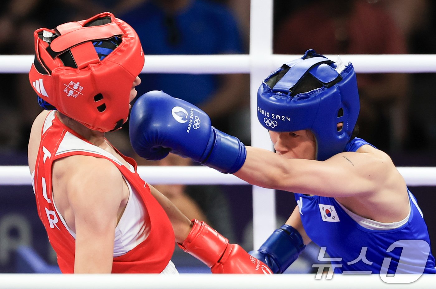 본문 이미지 - 대한민국 복싱 대표팀 임애지 선수가 4일 오후(한국시간) 프랑스 파리 노스 파리 아레나에서 진행된 복싱 여자 54kg급 준결승에서 튀르키예의 해티스 아크바스 선수와 치열한 승부를 펼치고 있다. 2024.8.4/뉴스1 ⓒ News1 박정호 기자