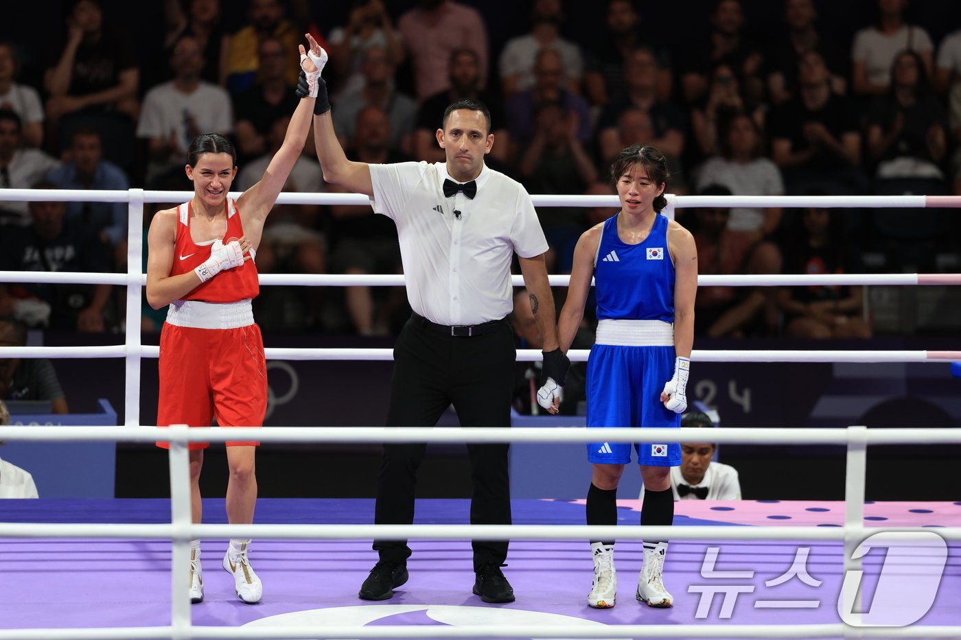 본문 이미지 - 대한민국 복싱 대표팀 임애지 선수가 4일 오후(한국시간) 프랑스 파리 노스 파리 아레나에서 진행된 복싱 여자 54kg급 준결승에서 튀르키예의 해티스 아크바스 선수에 석패했다. 2024.8.4/뉴스1 ⓒ News1 박정호 기자