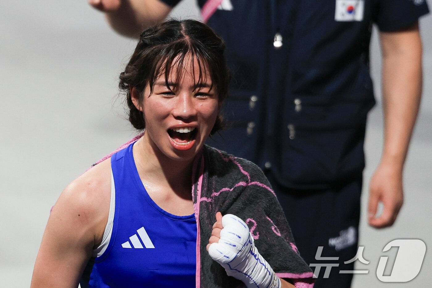 본문 이미지 - 대한민국 복싱 대표팀 임애지 선수가 4일 오후&#40;한국시간&#41; 프랑스 파리 노스 파리 아레나에서 진행된 복싱 여자 54kg급 준결승 튀르키예의 해티스 아크바스 선수와의 경기에서 동메달을 확정지은 후 경기장을 나서고 있다. 2024.8.4/뉴스1 ⓒ News1 박정호 기자