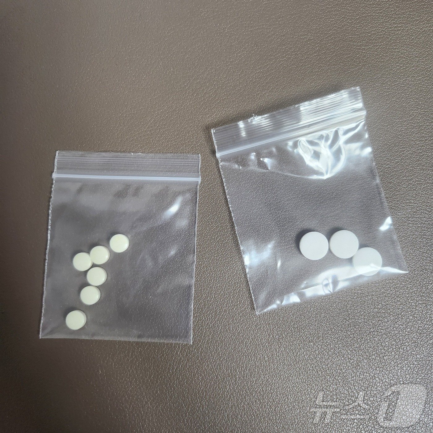 본문 이미지 -  온라인 사이트에서 5분 만에 거래 성사돼 닷새 만에 우편물로 받은 미프진.  미소프리스톨 6정(왼쪽), 미페프리스톤 3정이다.  흔히 미페프리스톤과 미소프리스톨을 합쳐 '미프진'이라고 부른다. 2024.5.31.ⓒ News1 장성희 기자