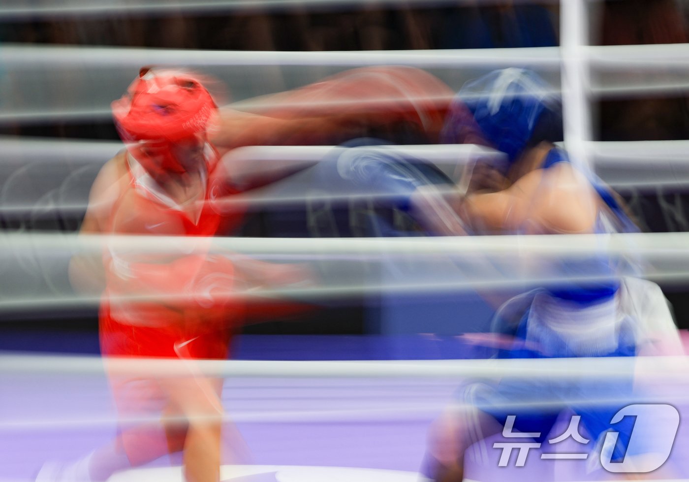 본문 이미지 - 대한민국 복싱 대표팀 임애지 선수가 4일 오후(한국시간) 프랑스 파리 노스 파리 아레나에서 진행된 복싱 여자 54kg급 준결승에서 튀르키예의 해티스 아크바스 선수와 치열한 승부를 펼치고 있다. 2024.8.4/뉴스1 ⓒ News1 박정호 기자