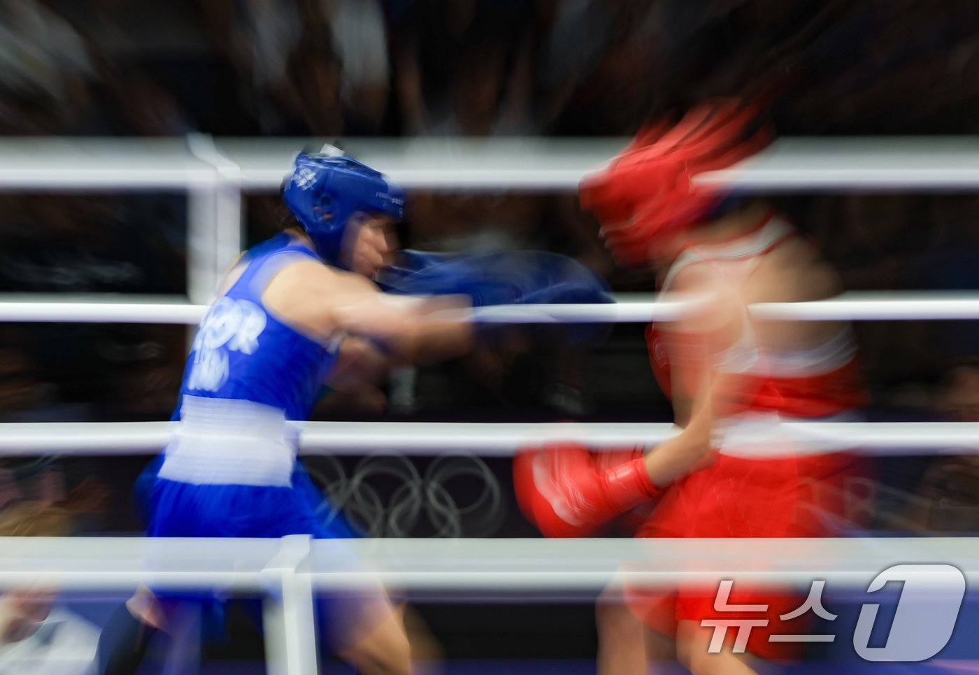 본문 이미지 - 대한민국 복싱 대표팀 임애지 선수가 4일 오후(한국시간) 프랑스 파리 노스 파리 아레나에서 진행된 복싱 여자 54kg급 준결승에서 튀르키예의 해티스 아크바스 선수와 치열한 승부를 펼치고 있다. 2024.8.4/뉴스1 ⓒ News1 박정호 기자
