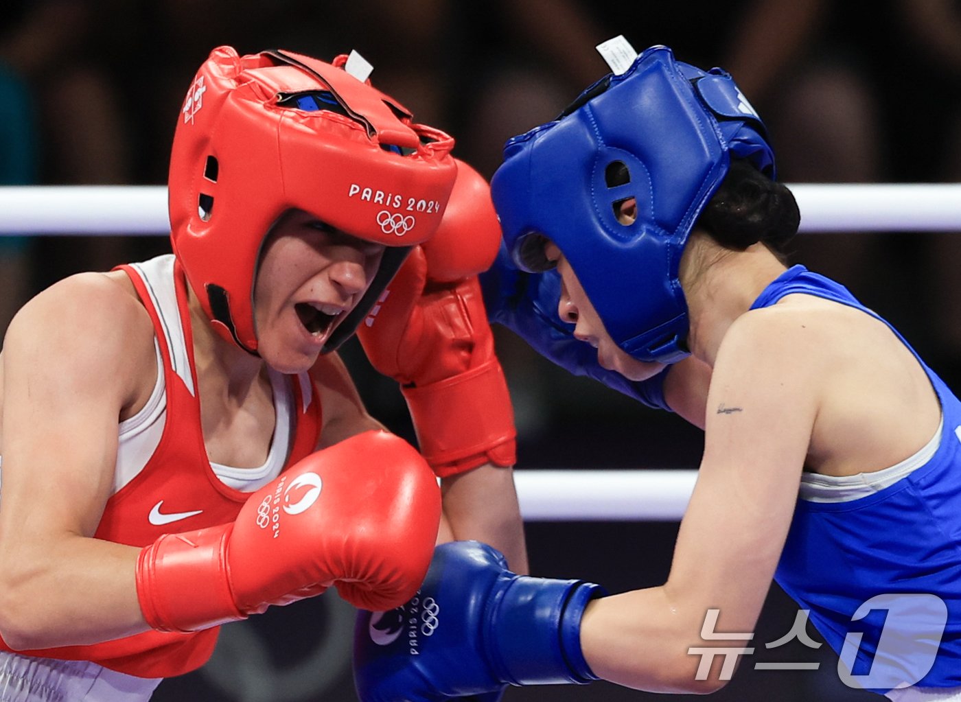 본문 이미지 - 대한민국 복싱 대표팀 임애지 선수가 4일 오후(한국시간) 프랑스 파리 노스 파리 아레나에서 진행된 복싱 여자 54kg급 준결승에서 튀르키예의 해티스 아크바스 선수와 치열한 승부를 펼치고 있다. 2024.8.4/뉴스1 ⓒ News1 박정호 기자