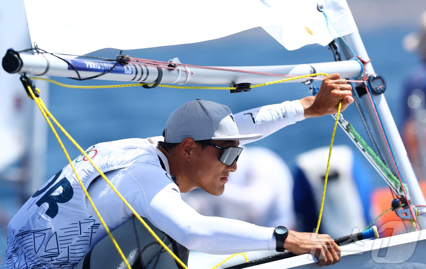 본문 이미지 - 요트 딩기 레이스에 출전한 하지민 ⓒ 로이터=뉴스1