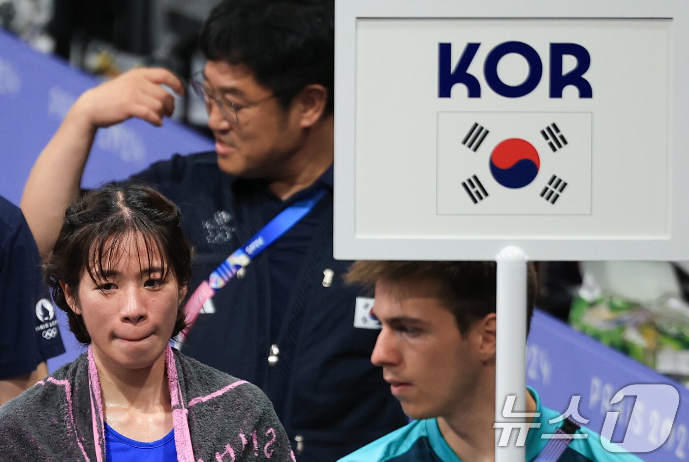 본문 이미지 - 대한민국 복싱 대표팀 임애지 선수가 4일 오후(한국시간) 프랑스 파리 노스 파리 아레나에서 진행된 복싱 여자 54kg급 준결승 튀르키예의 해티스 아크바스 선수와의 경기에서 동메달을 확정지은 후 경기장을 나서고 있다. 2024.8.4/뉴스1 ⓒ News1 박정호 기자