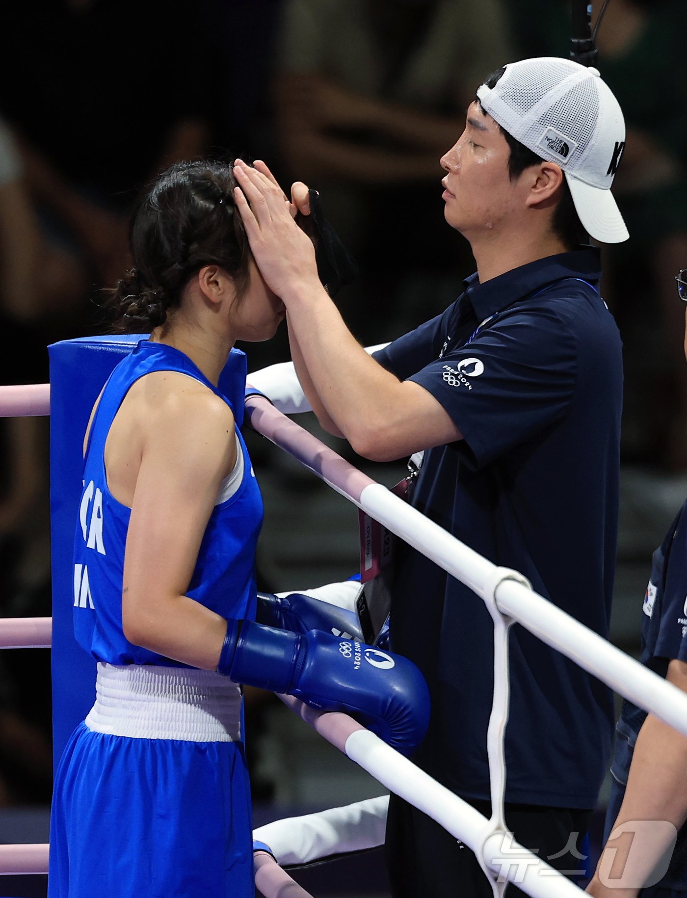 대한민국 복싱 대표팀 한순철 코치가 4일 오후&#40;한국시간&#41; 프랑스 파리 노스 파리 아레나에서 진행된 복싱 여자 54kg급 준결승에서 나서는 임애지 선수의 헤드기어 착용을 위한 머리망을 씌워주고 있다. 2024.8.5/뉴스1 ⓒ News1 박정호 기자