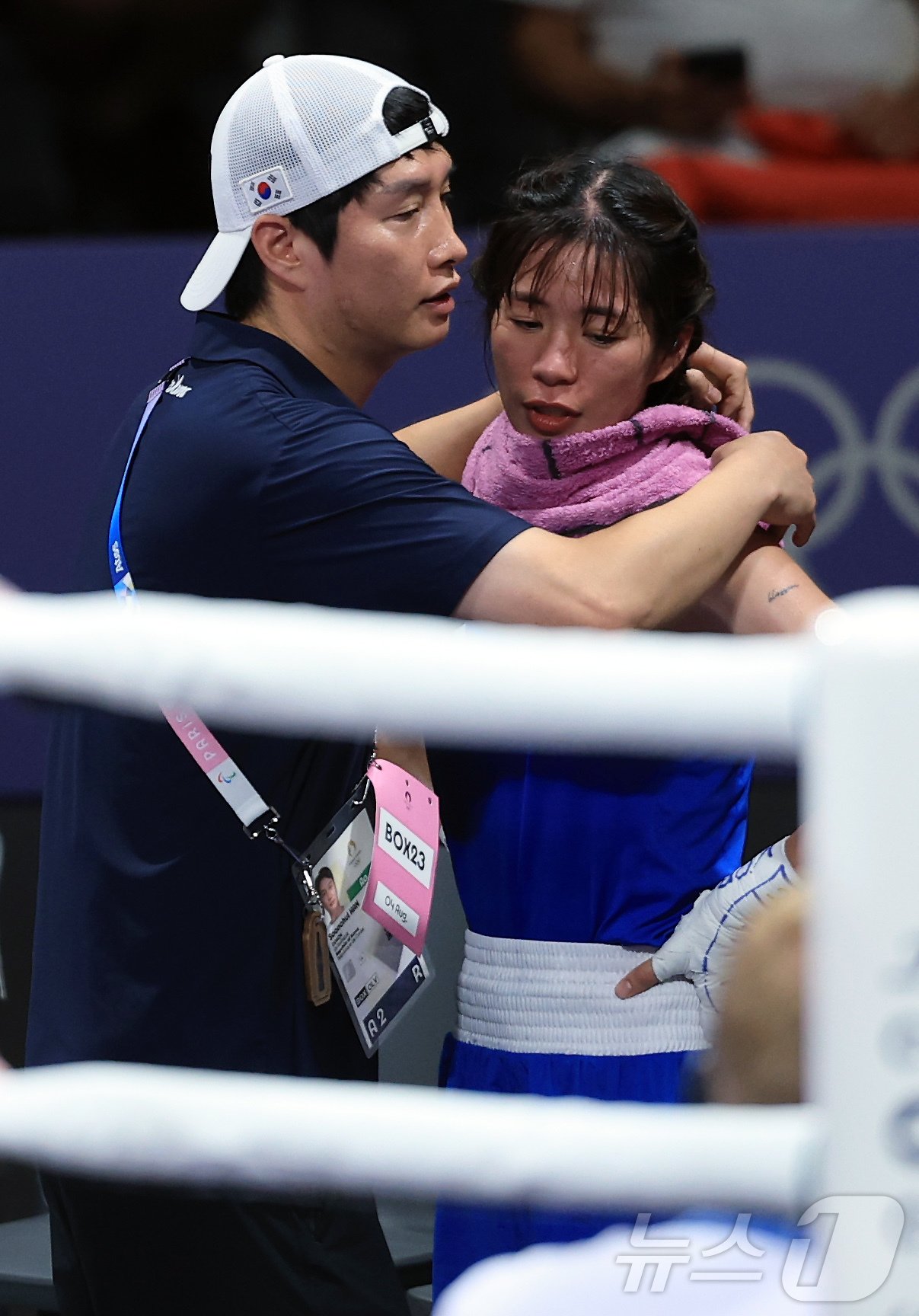 대한민국 복싱 대표팀 한순철 코치가 4일 오후&#40;한국시간&#41; 프랑스 파리 노스 파리 아레나에서 진행된 복싱 여자 54kg급 준결승을 마친 임애지 선수의 목에 수건을 둘러주고 있다. 2024.8.5/뉴스1 ⓒ News1 박정호 기자