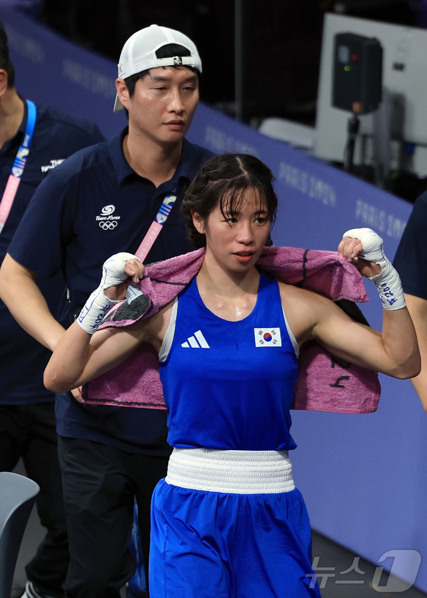 본문 이미지 - 대한민국 복싱 대표팀 임애지 선수가 4일 오후&#40;한국시간&#41; 프랑스 파리 노스 파리 아레나에서 진행된 복싱 여자 54kg급 준결승 튀르키예의 해티스 아크바스 선수와의 경기에서 동메달을 확정지은 후 한순철 코치&#40;왼쪽&#41;와 함께 경기장을 나서고 있다. 2024.8.5/뉴스1 ⓒ News1 박정호 기자