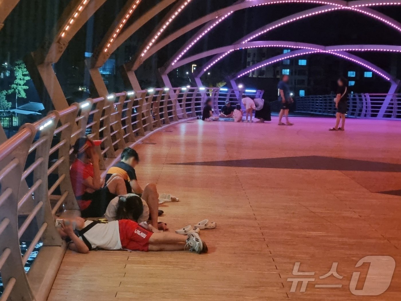 본문 이미지 - 강릉 남항진 솔바람다리서 무더위 식히는 시민 자료사진.&#40;뉴스1 DB&#41;ⓒ News1 윤왕근 기자