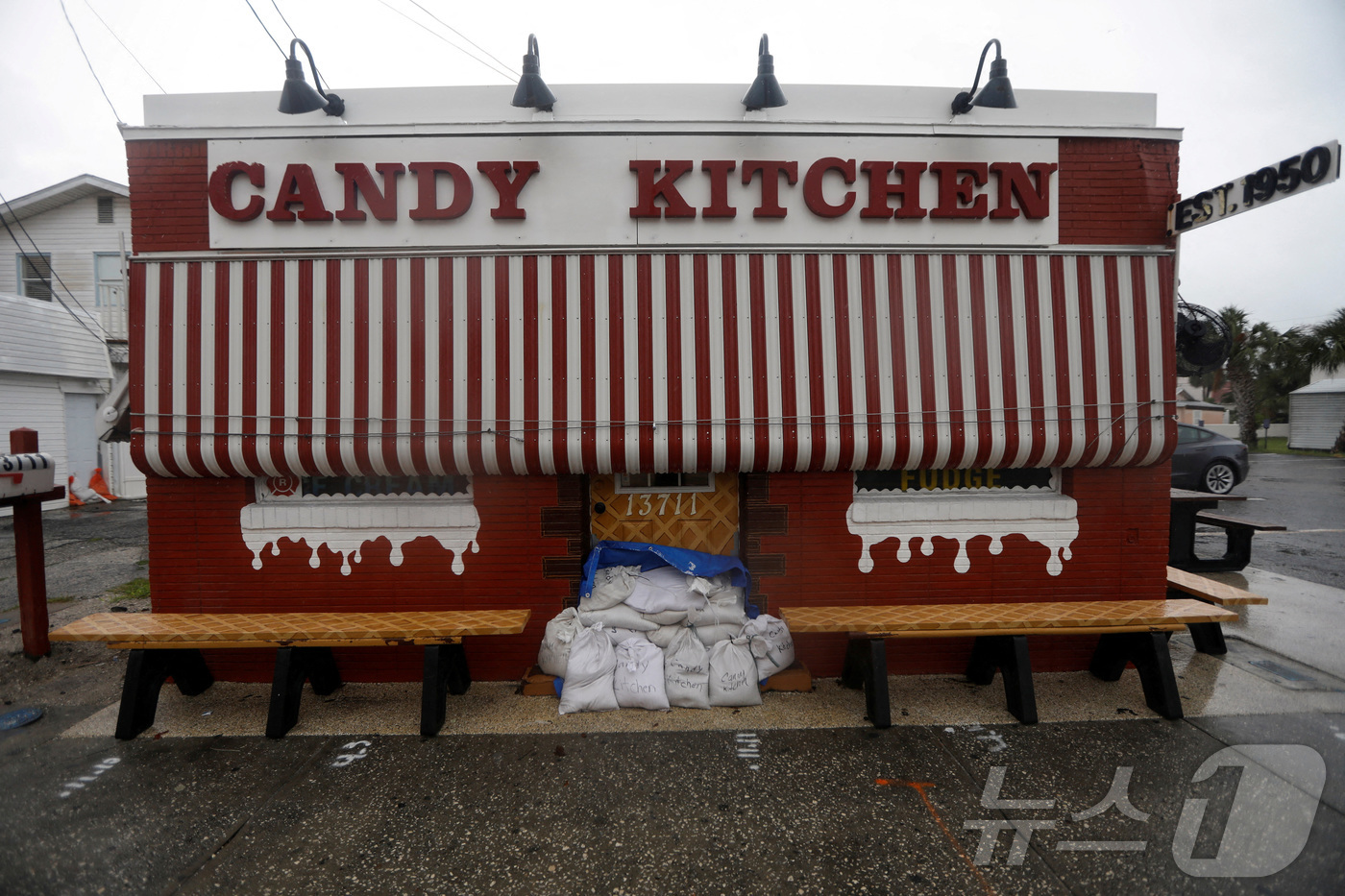 (마데이라 비치 로이터=뉴스1) 신은빈 기자 = 미국 플로리다주 마데이라 비치의 걸프 해안에 4일(현지시간) 열대성 폭풍 데비가 접근하면서 한 가게가 입구에 모래주머니를 쌓아둔 채 …