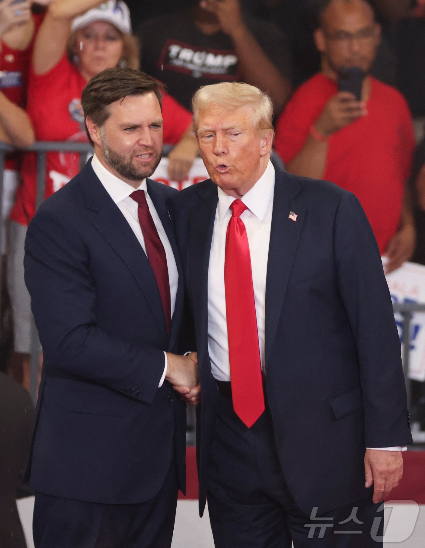 본문 이미지 - 도널드 트럼프 전 미국 대통령이 지난 3일 (현지시간) 조지아주 애틀랜타에서 열린 J D 밴스 공화당 부통령 후보와 합동 유세서 악수를 하고 있다. 2024.08.05 ⓒ 로이터=뉴스1 ⓒ News1 우동명 기자