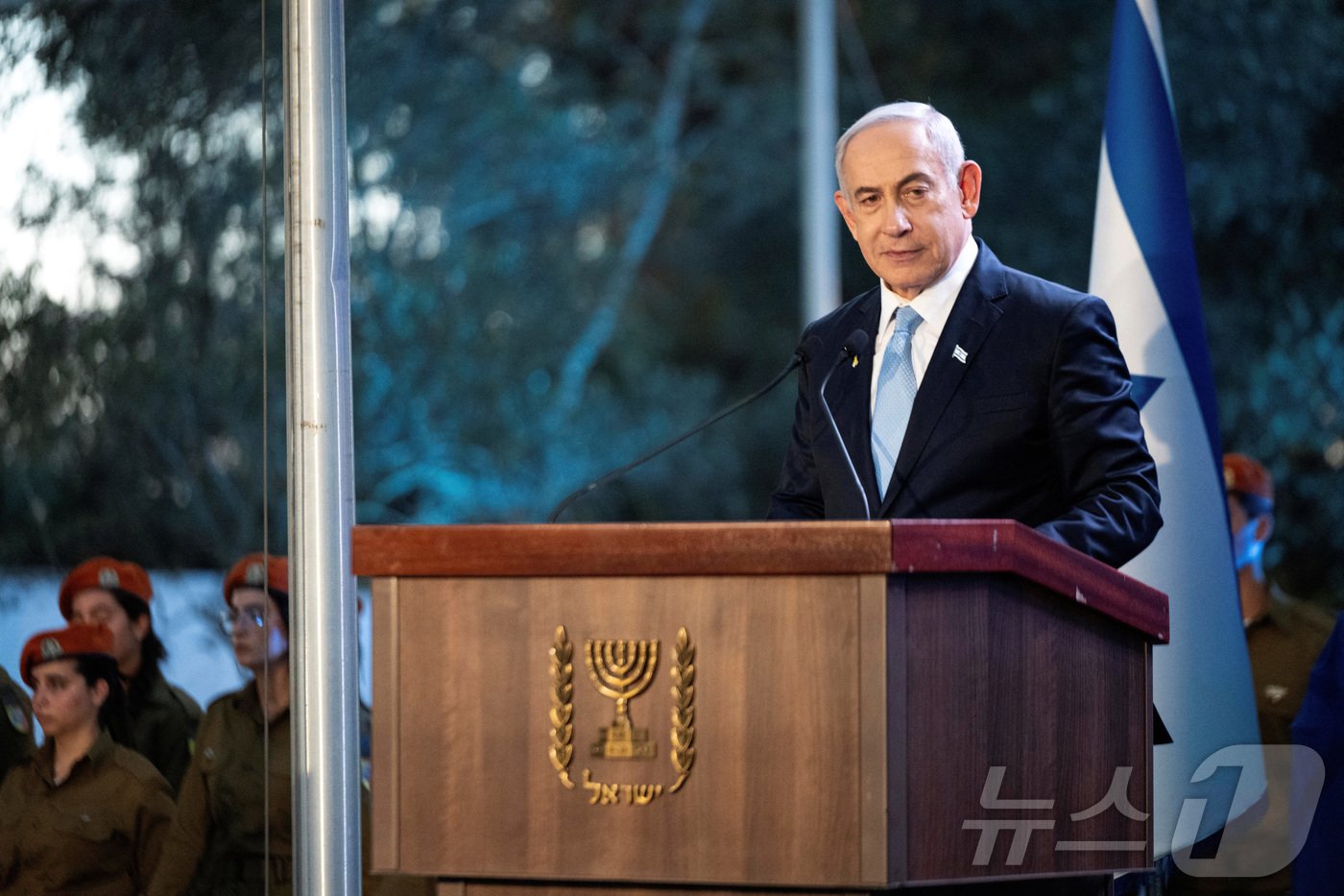 본문 이미지 - 베냐민 네타냐후 이스라엘 총리가 4일(현지시간) 예루살렘 헤르즐산 군사묘지에서 수정주의 시온주의 운동의 창시자인 지브 자보틴스키의 국가 추모식에 참가해 연설을 하고 있다. 2024.07.04. ⓒ 로이터=뉴스1 ⓒ News1 신은빈 기자