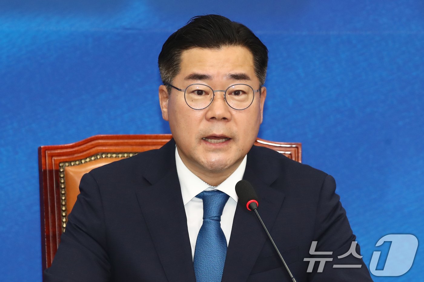 본문 이미지 - 박찬대 더불어민주당 대표 직무대행 겸 원내대표가 5일 오전 서울 여의도 국회에서 열린 최고위원회의에서 모두발언을 하고 있다. 2024.8.5/뉴스1 ⓒ News1 이광호 기자