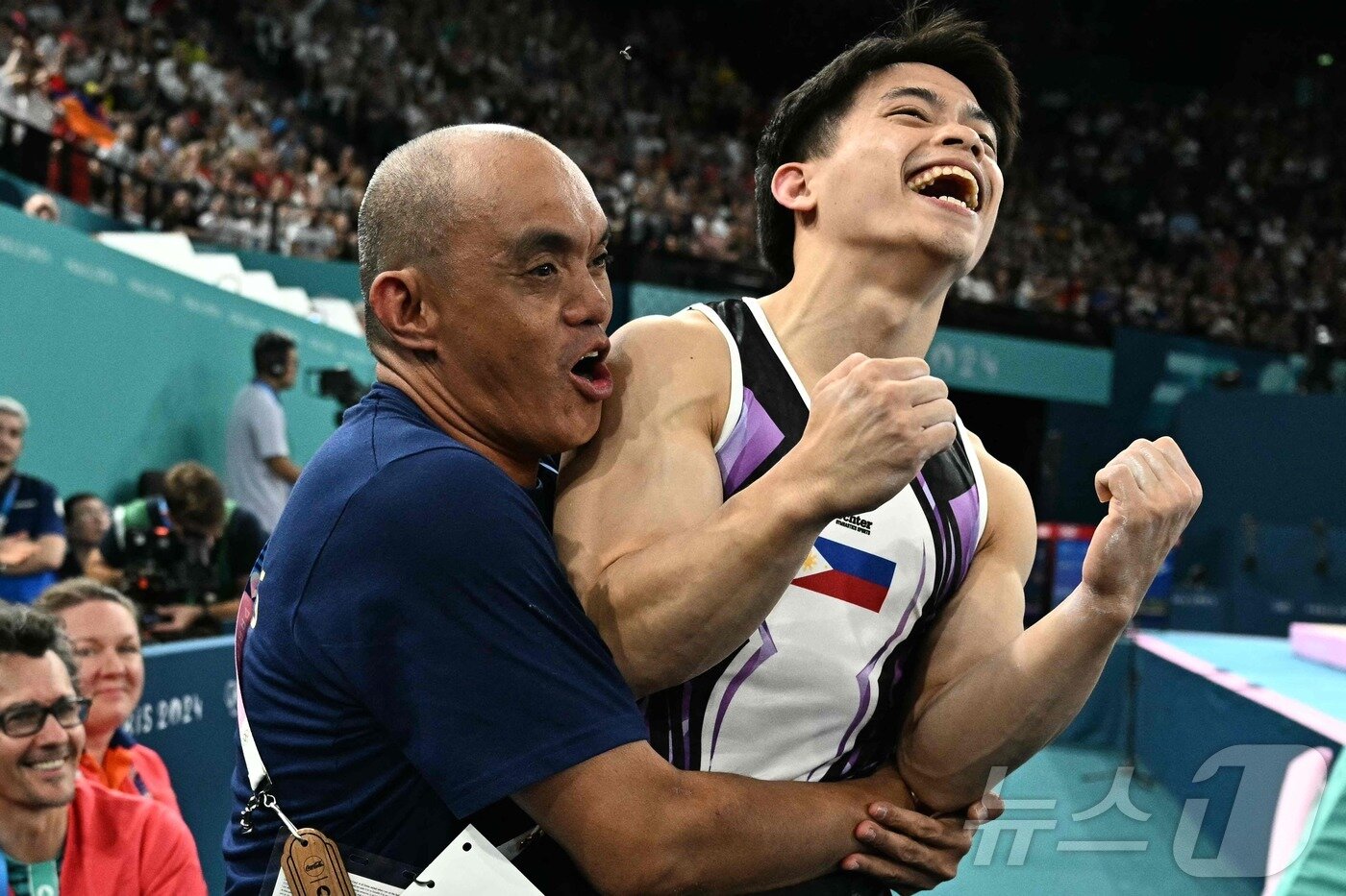 본문 이미지 - 대회 2관왕을 차지한 뒤 코치진과 함께 기뻐하고 있는 카를로스 율로. ⓒ AFP=뉴스1 ⓒ News1 김지현 기자