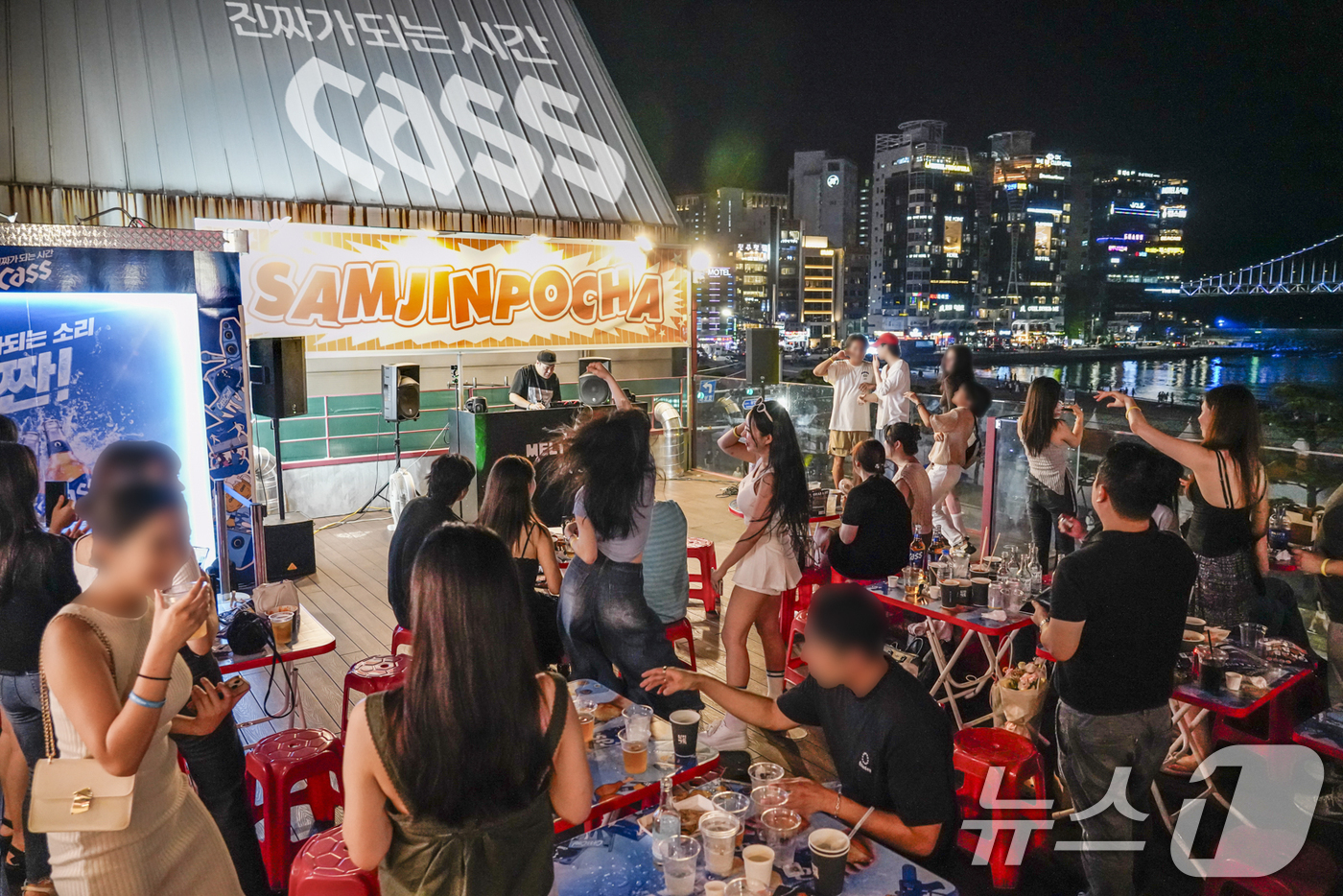 (서울=뉴스1) = DJ 다이시 댄스가 부산 광안리 삼진포차 루프탑에서 열린 '부산 사운드 베케이션' 파티에서 공연을 하고 있다.오비맥주는 연말까지 운영하는 부산 삼진포차에서 '카 …