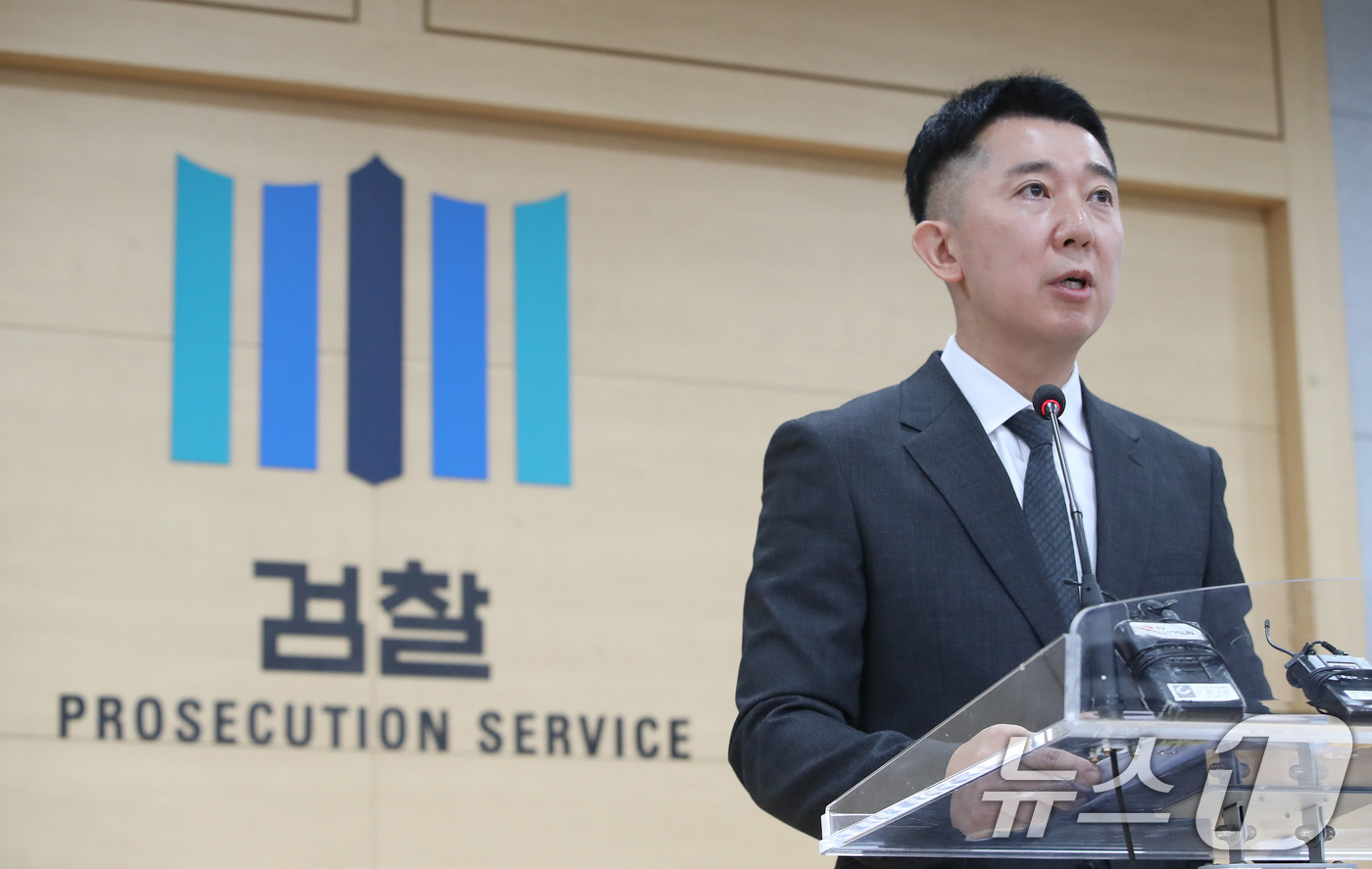 (서울=뉴스1) 임세영 기자 = 이희동 서울남부지방검찰청 1차장검사가 5일 오전 서울 양천구 남부지검에서 대학생 연합동아리를 이용한 대학가 마약 유통조직 사건 관련 브리핑을 하고 …