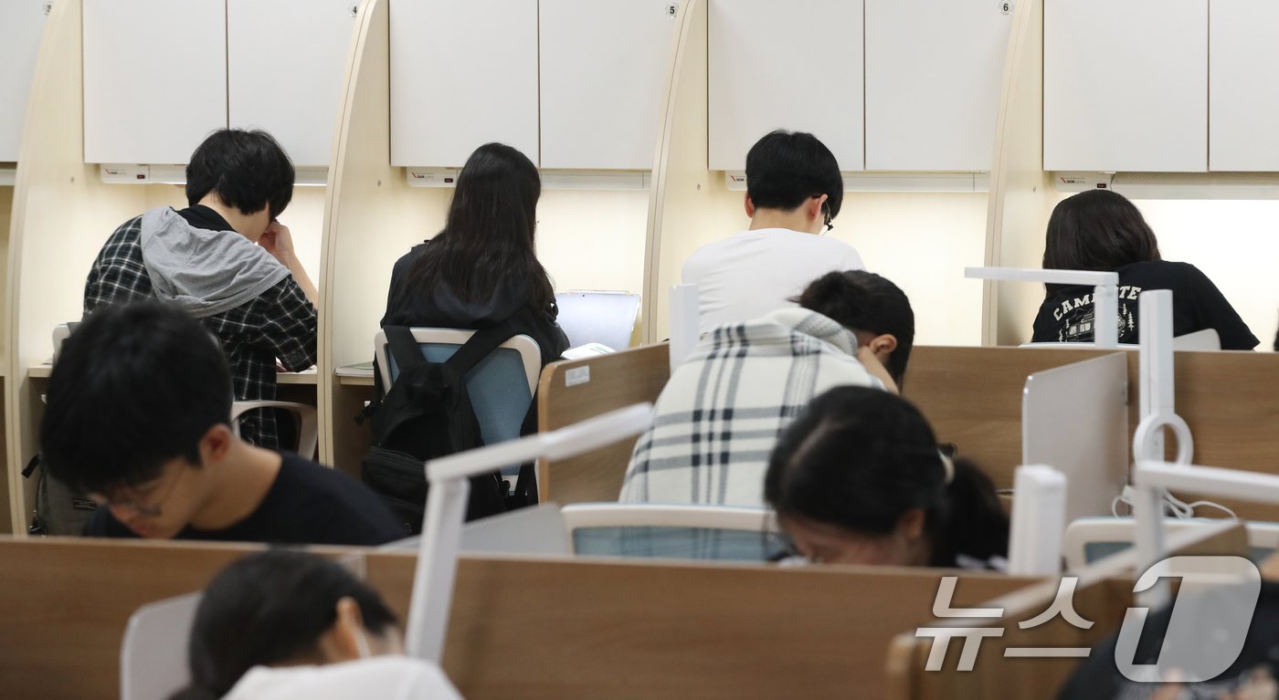 본문 이미지 - 2025학년도 대학수학능력시험을 D-100일을 하루 앞둔 5일 경기 화성시 동탄고등학교 안에 마련된 스터디카페에서 고3 학생들이 여름방학 중에도 학교에 나와 자율 학습을 하고 있다. 2024.8.5/뉴스1 ⓒ News1 김영운 기자