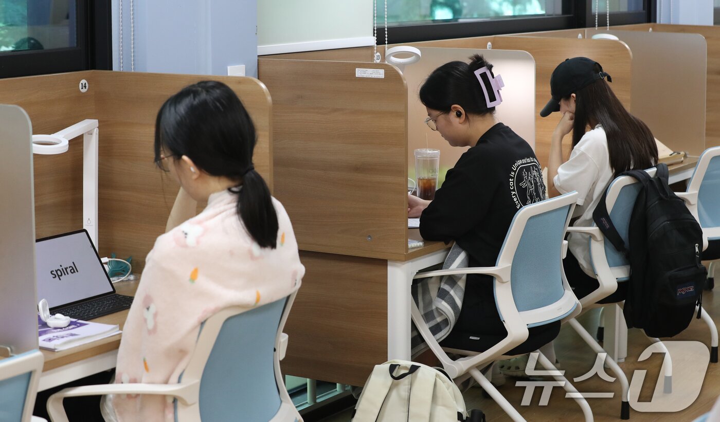 본문 이미지 - 스터디카페에서 공부하는 학생들의 모습.ⓒ 뉴스1 김영운 기자