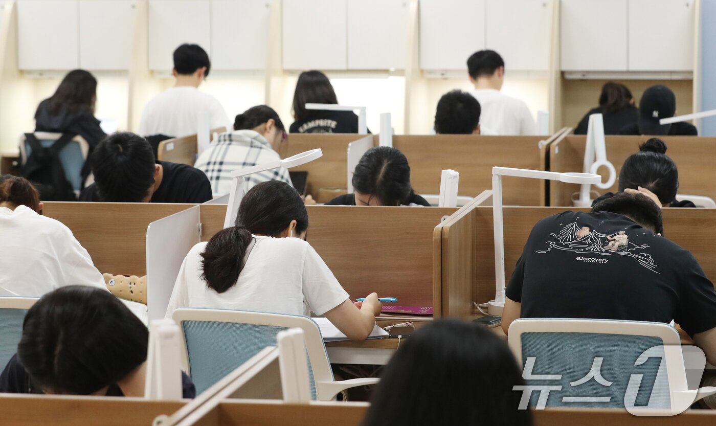 본문 이미지 - 2025학년도 대학수학능력시험을 D-100일을 하루 앞둔 5일 경기 화성시 동탄고등학교 안에 마련된 스터디카페에서 고3 학생들이 여름방학 중에도 학교에 나와 자율 학습을 하고 있다. 2024.8.5/뉴스1 ⓒ News1 김영운 기자
