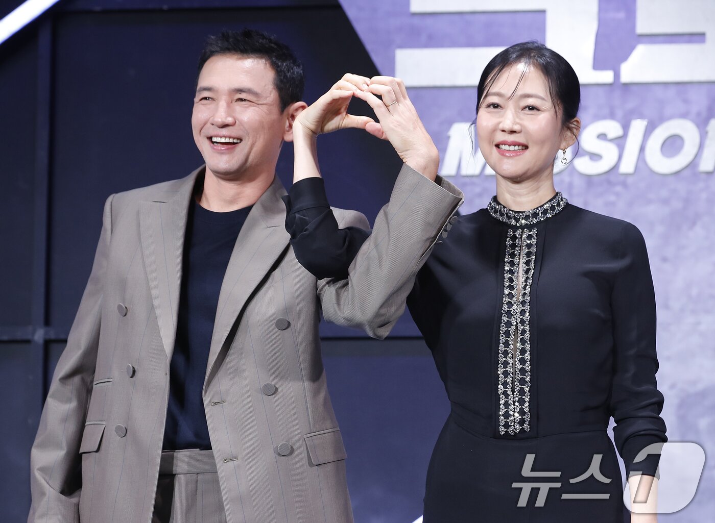 본문 이미지 - 배우 황정민과 염정아(오른쪽)가 5일 서울 중구 앰배서더 서울 풀만 호텔에서 진행된 넷플릭스 영화 '크로스'(감독 이명훈) 제작보고회에서 포즈를 취하고 있다. '크로스'는 현직 형사인 아내 미선(염정아 분)에게 과거를 숨긴 채 베테랑 주부로 살아가는 전직 정보사 요원 강무(황정민 분)가 거대한 사건에 함께 휘말리면서 벌어지는 이야기를 그린 오락 액션 영화이다. 2024.8.5/뉴스1 ⓒ News1 권현진 기자