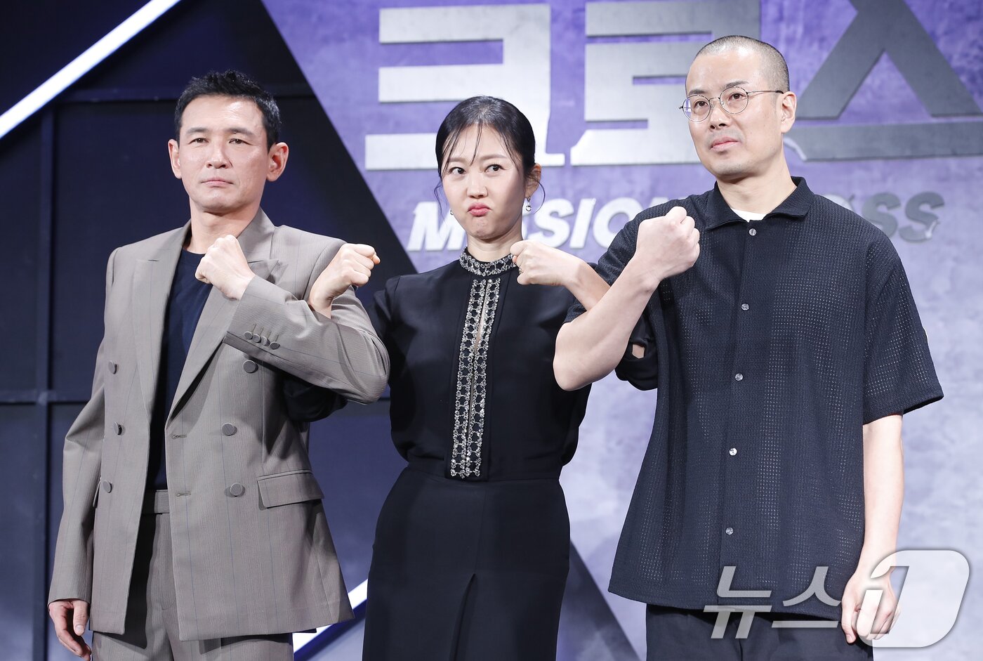 본문 이미지 - 배우 황정민(왼쪽부터)과 염정아, 이명훈 감독이 5일 서울 중구 앰배서더 서울 풀만 호텔에서 진행된 넷플릭스 영화 '크로스' 제작보고회에서 포즈를 취하고 있다. '크로스'는 현직 형사인 아내 미선(염정아 분)에게 과거를 숨긴 채 베테랑 주부로 살아가는 전직 정보사 요원 강무(황정민 분)가 거대한 사건에 함께 휘말리면서 벌어지는 이야기를 그린 오락 액션 영화이다. 2024.8.5/뉴스1 ⓒ News1 권현진 기자